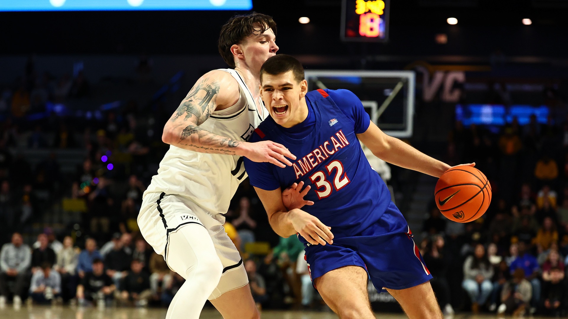 Julen Iturbe playing in a men's basketball game at VCU