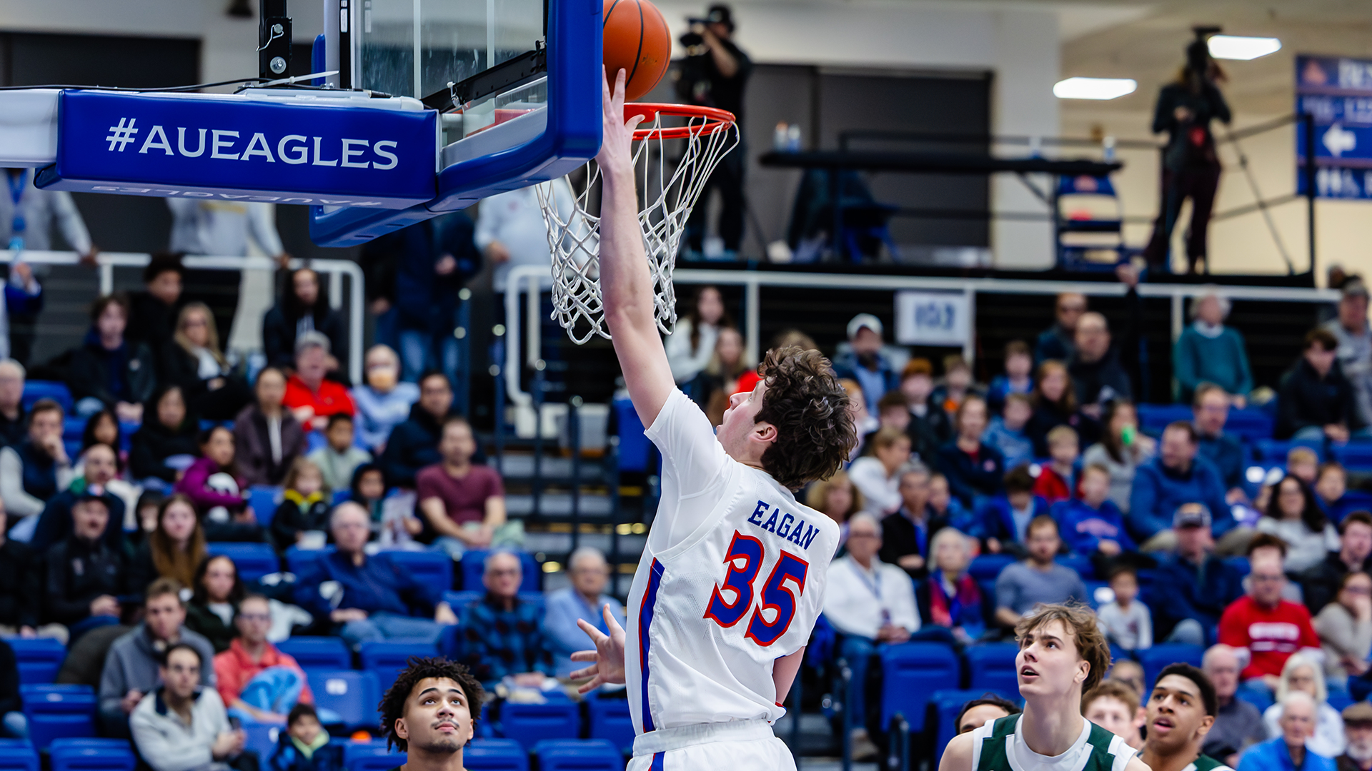 Chris Eagan making a layup in a men's basketball game