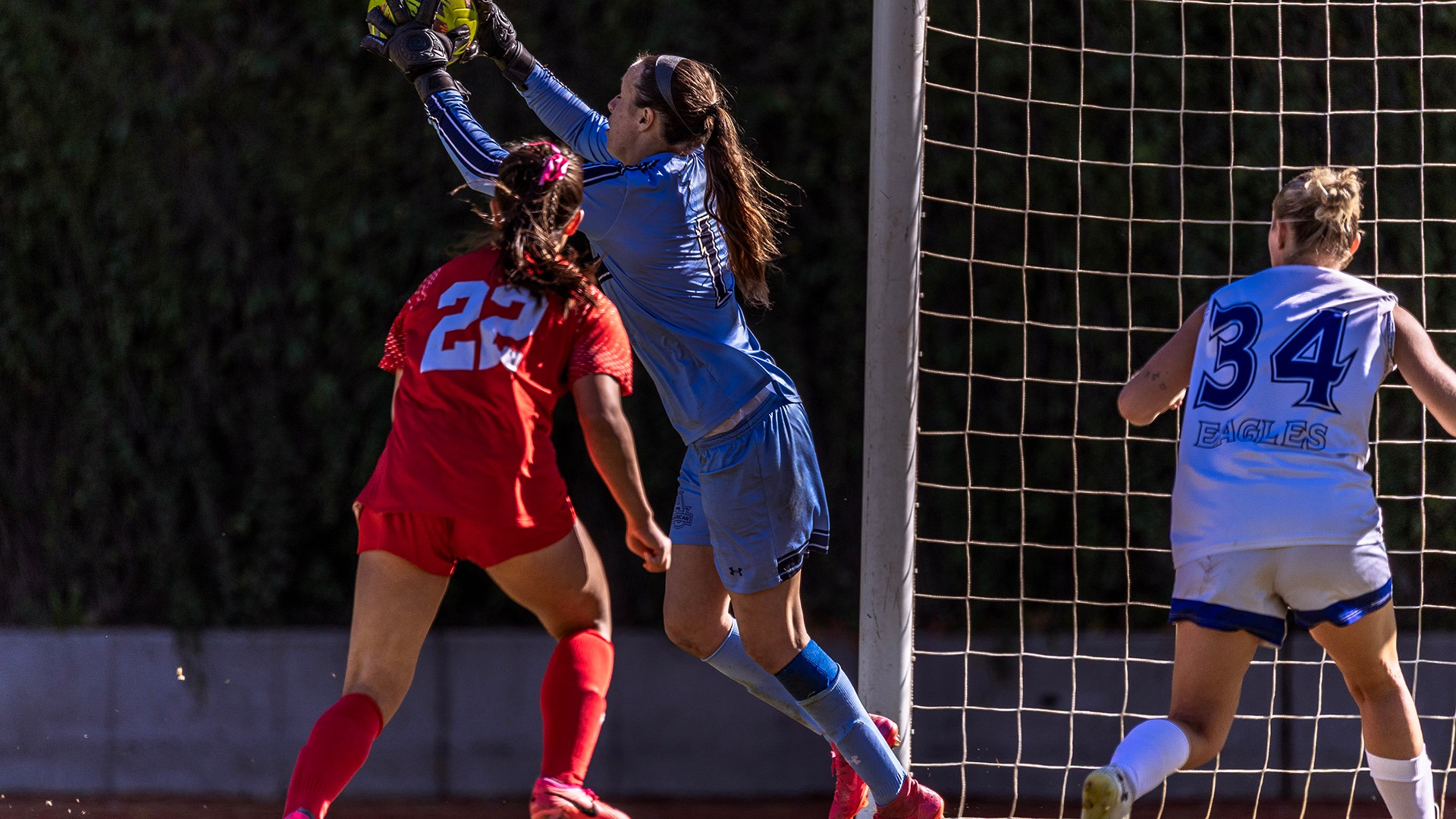 Riley Molbury making a save for women's soccer