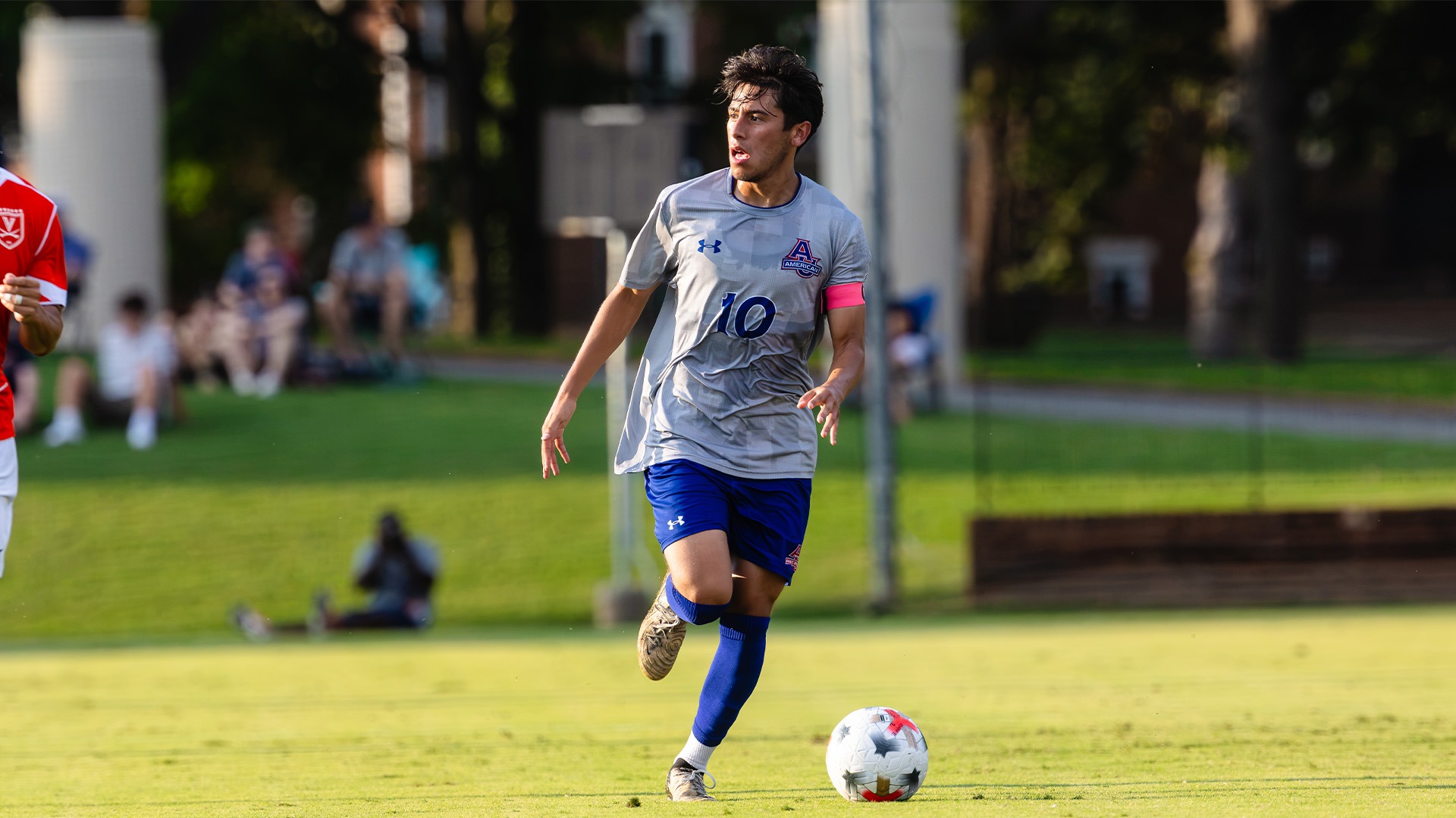 Reyes Parra dribbling the ball in a soccer match at UVA. 