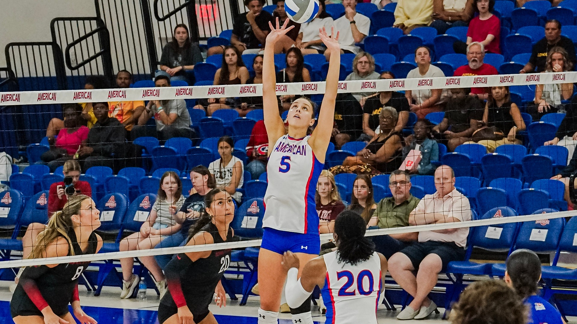 Deniz Dakak setting in a volleyball game