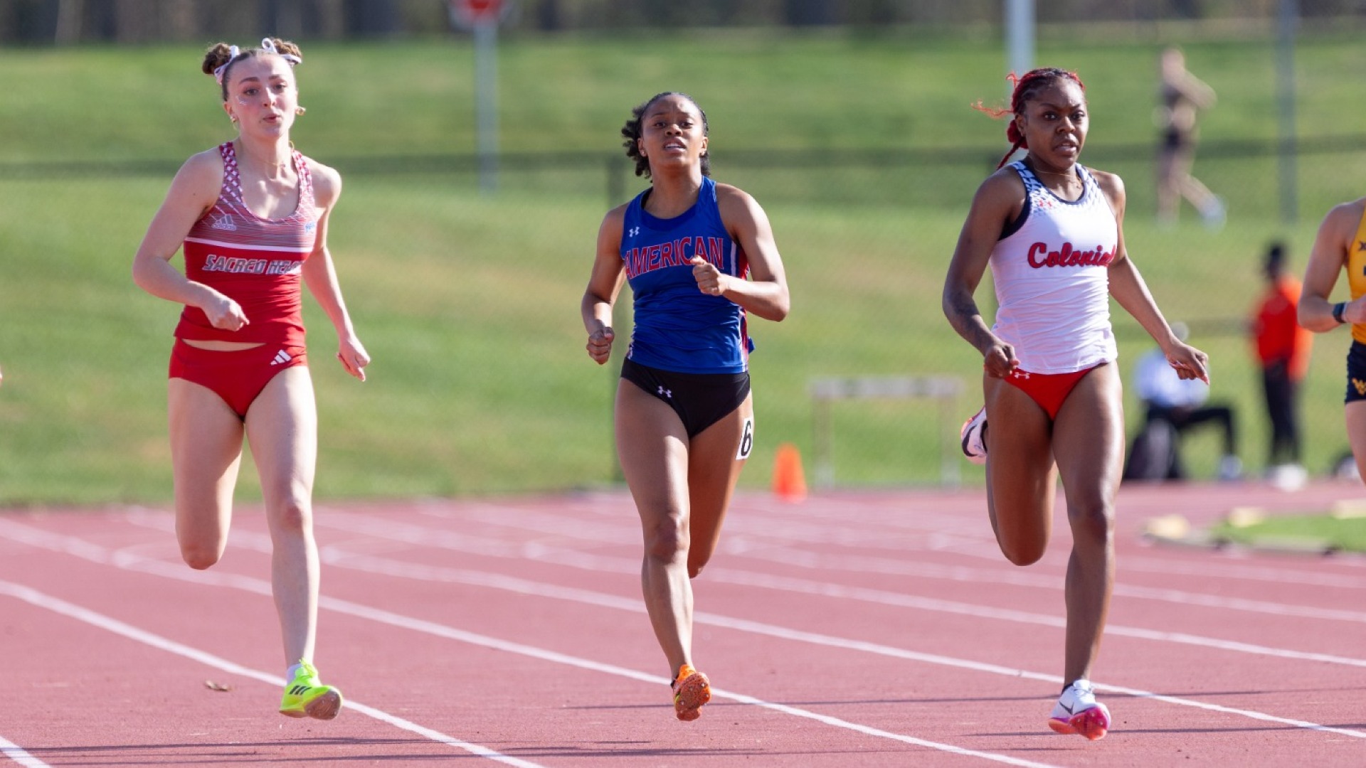 Lilia Jones races the 200 meters at the 2026 Dalton Ebanks Invitational