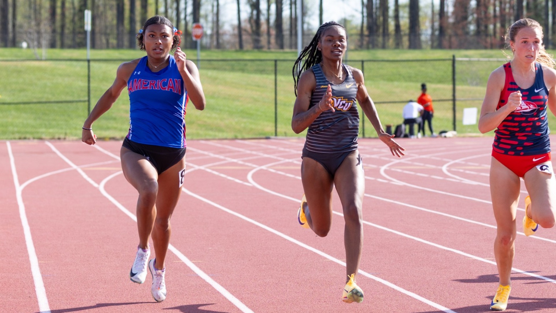 Zoe Clark races the 200 at the 2026 Dalton Ebanks Invitational