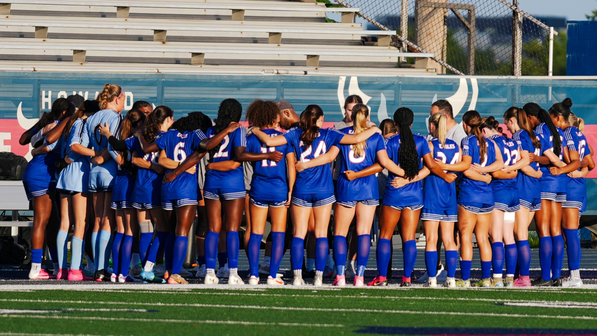 women's soccer huddle