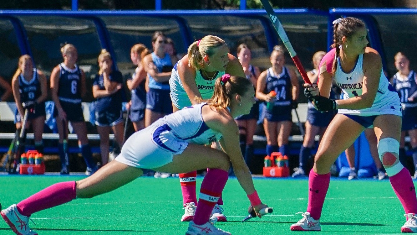 Emilia Winkler, Sophie Willemse, and Jordan Reicher set up for a penalty corner.