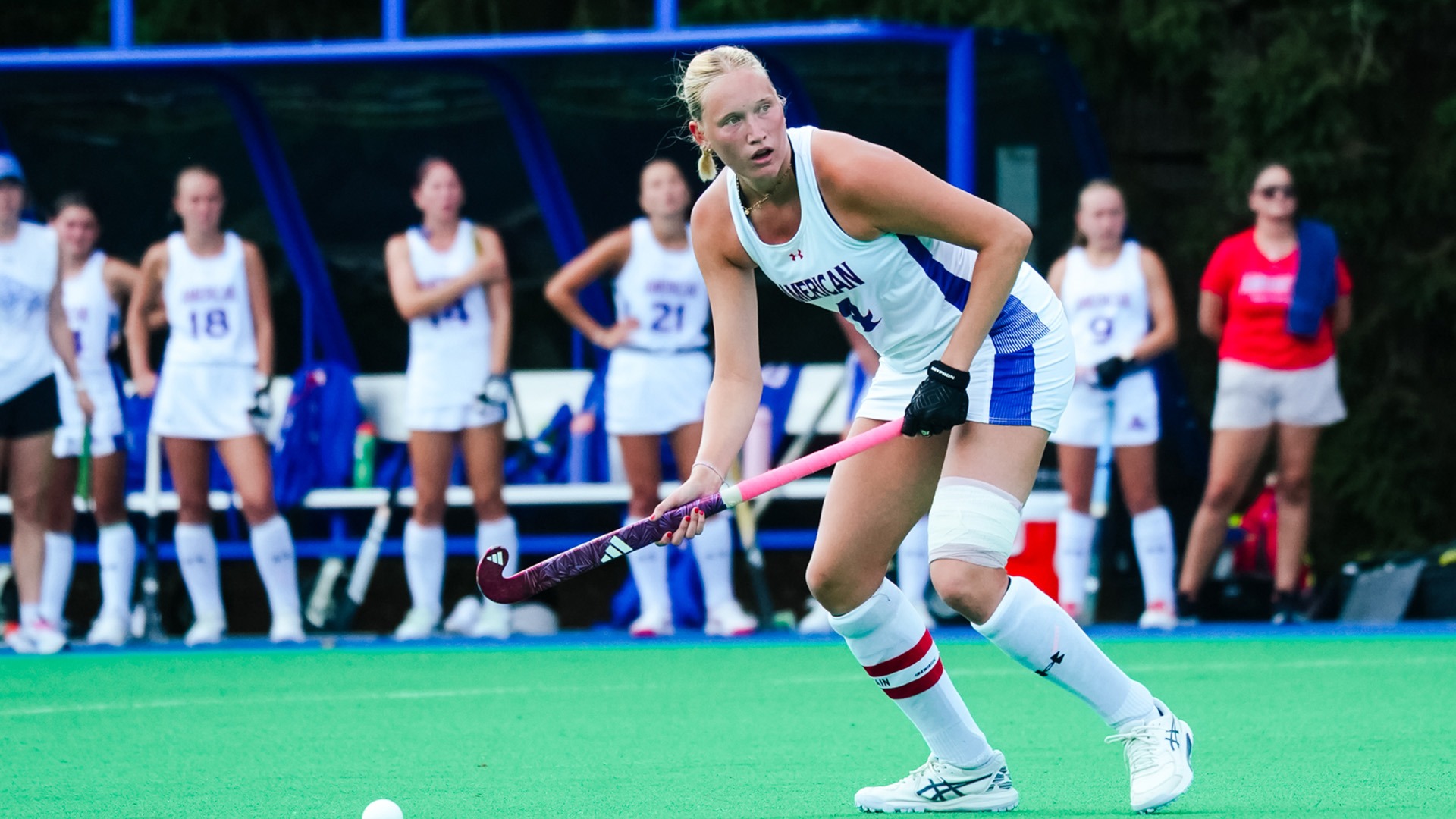 Sophie Willemse with the ball during a field hockey game