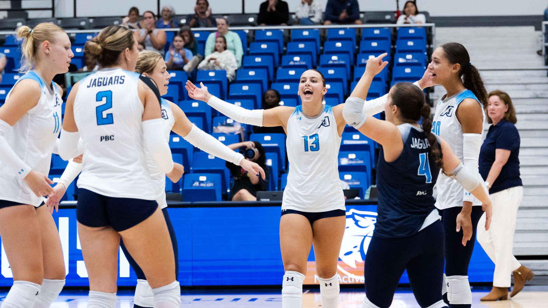 Sydney Harrington celebrating with the rest of the volleyball team