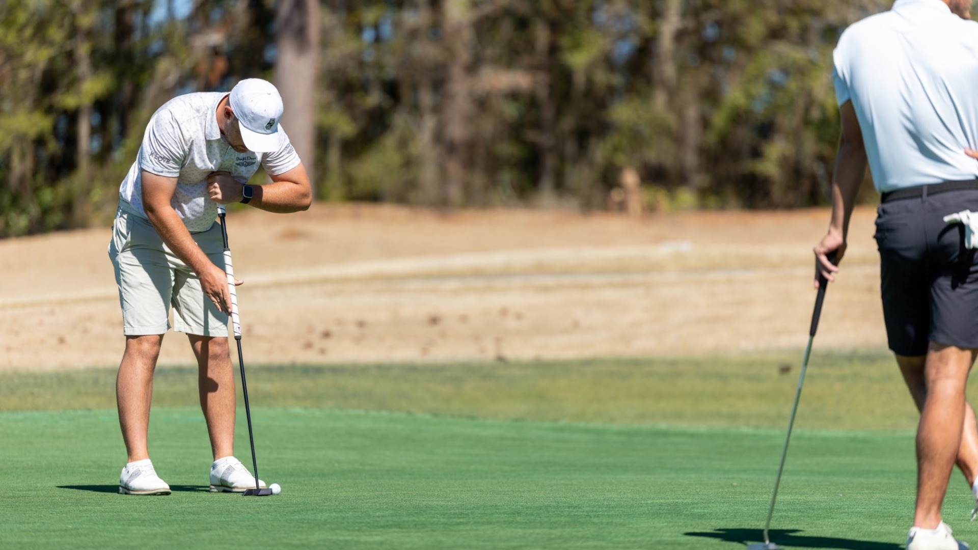 Dean Wilken putts 