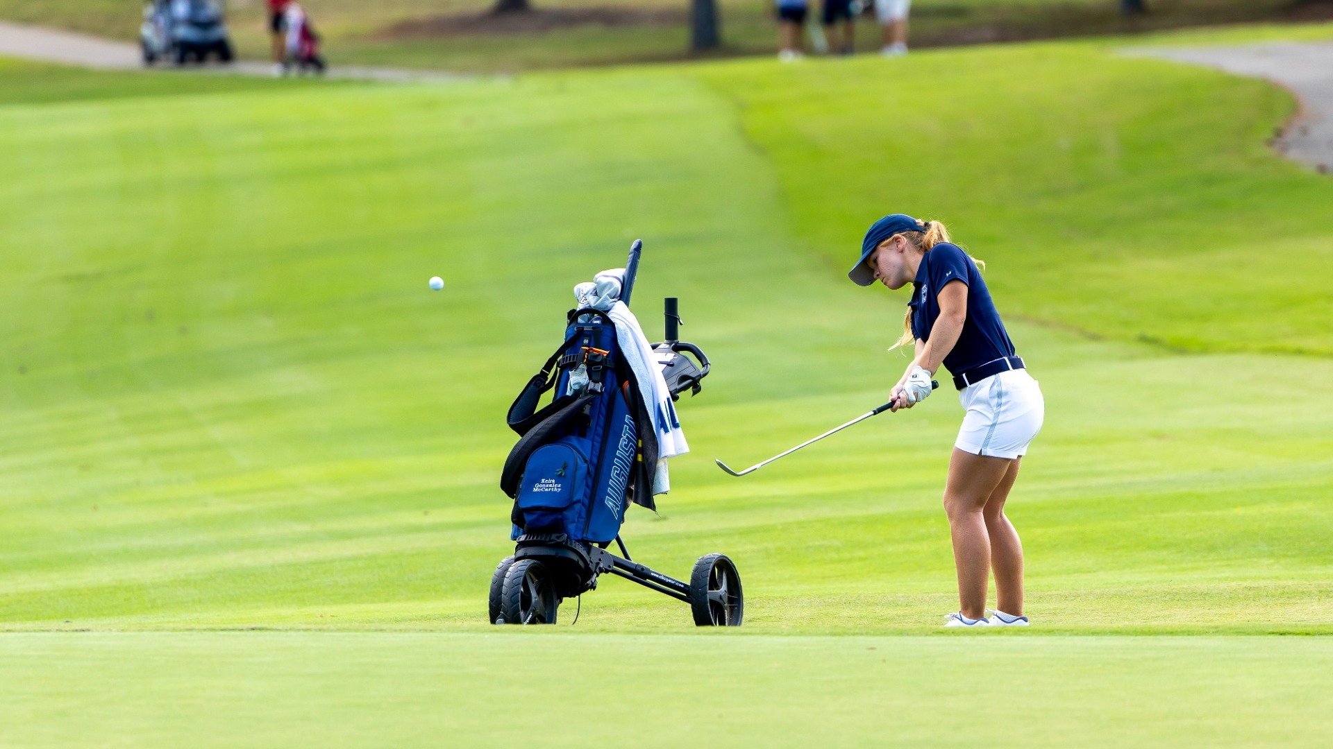 Keira Gonzalez-McCarthy chips a ball onto the green