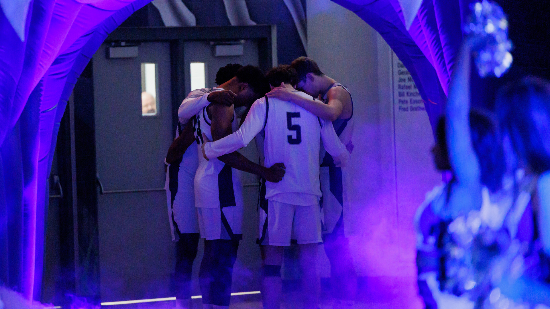 mens basketball huddle