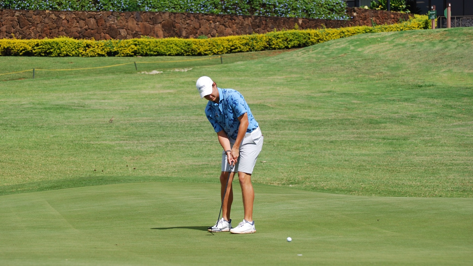 Pieter Rossouw hits a putt