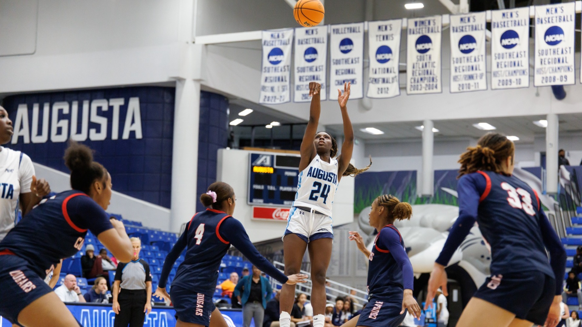 Quinasia Abercrombie shoots the basketball
