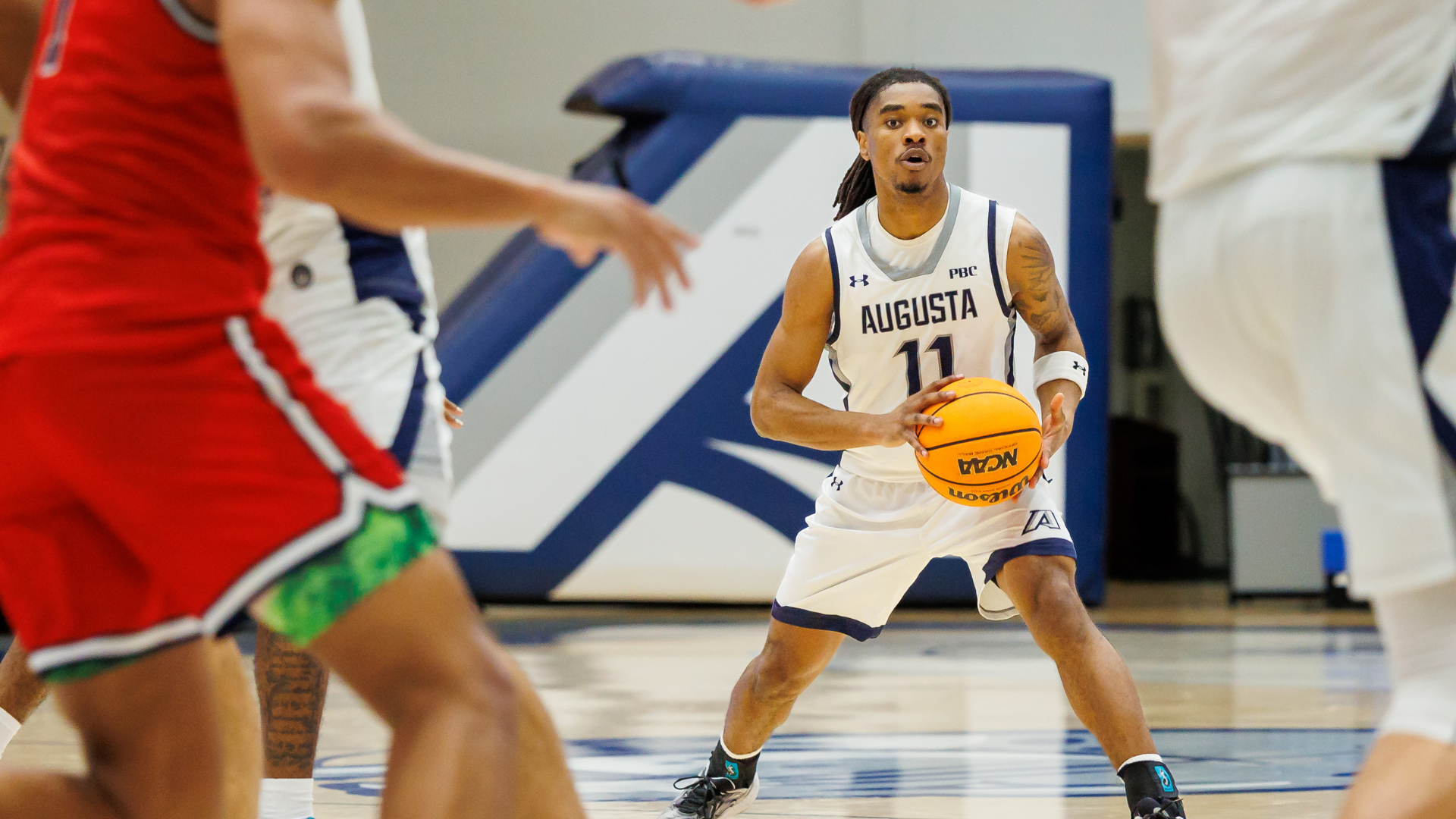 Kyndon Wilburg passing a basketball