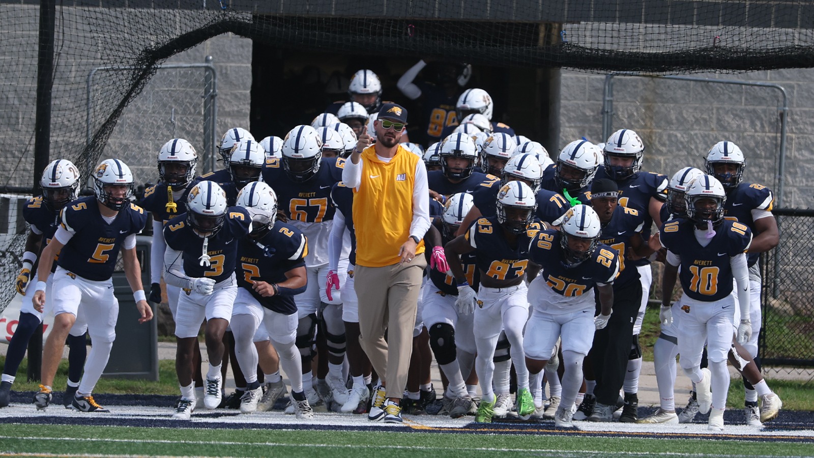Matt quinn football huddle 091926