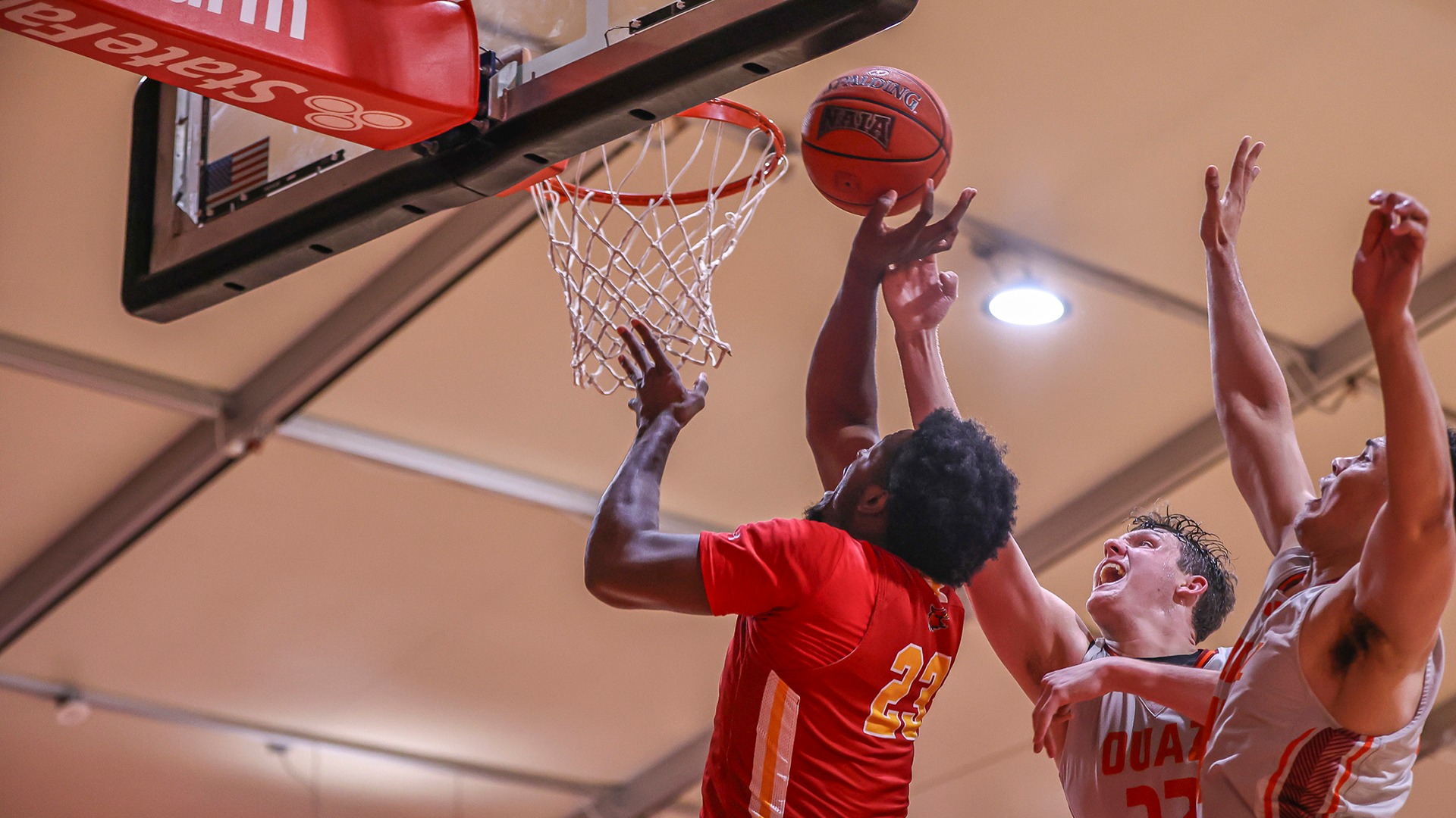 Lee around the basket