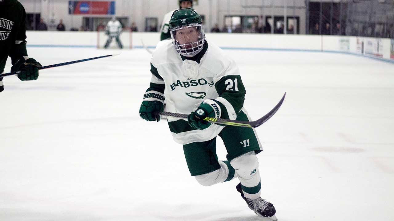 Late Goals Lift MSOE over No. 15 Men's Ice Hockey in Season Opener, 41 Babson College