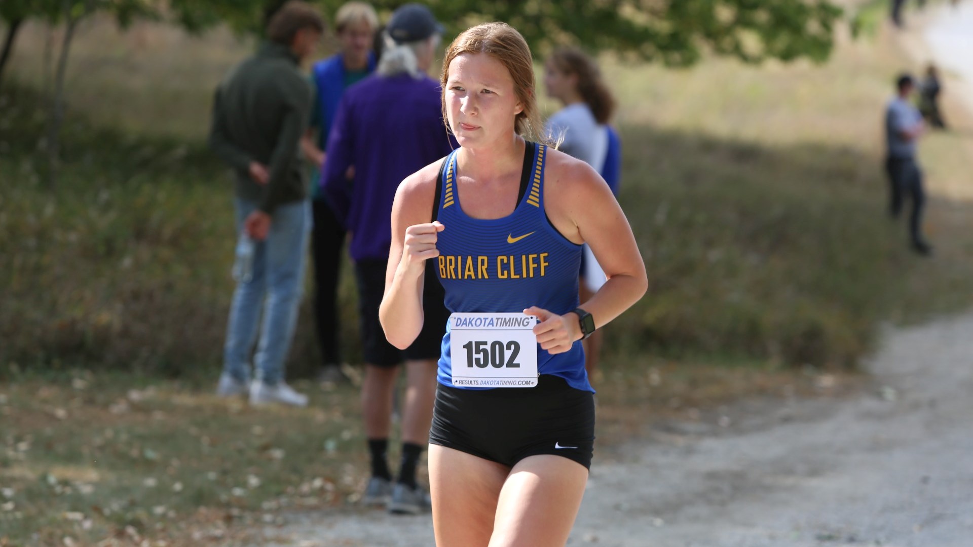 Lexi Weber running at the Briar Cliff Invite