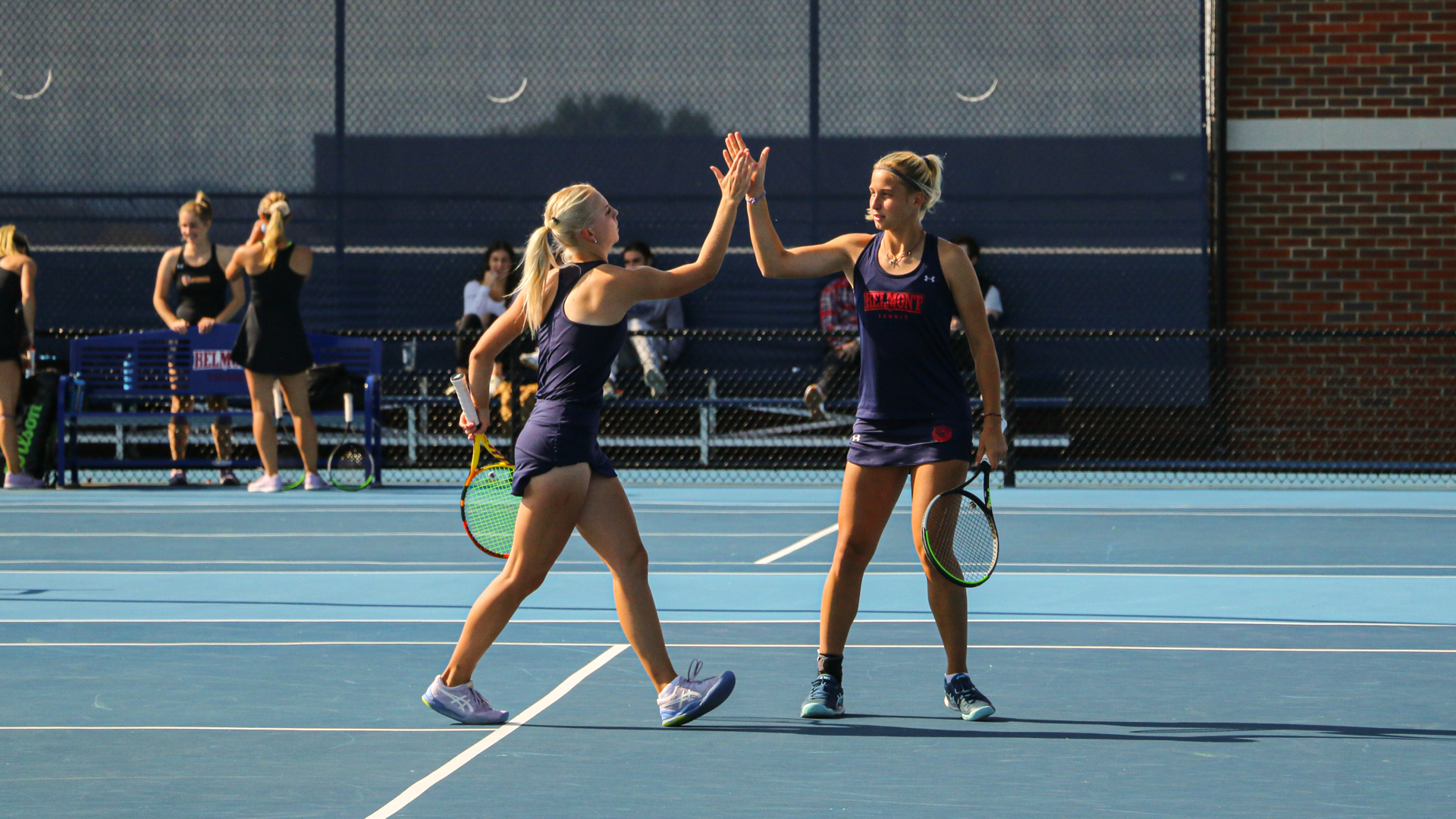 Women's Tennis Cruises on Day One of Fall Invite