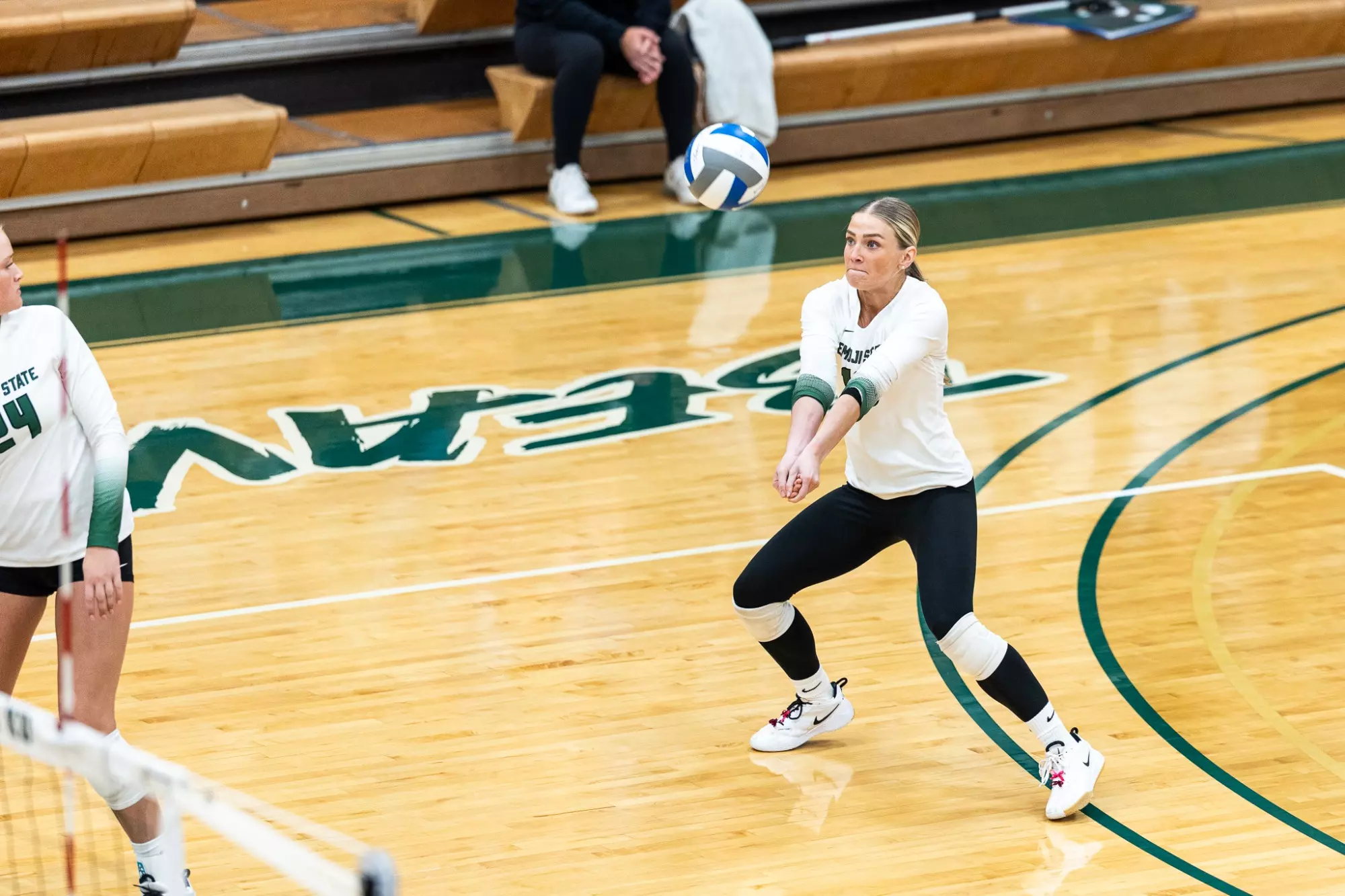 Jada Wlodarczyk (16) - Volleyball - BSU Beavers vs. UMD Bulldogs - BSU Gymnasium - Bemidji, MN - Tuesday, October 21, 2025 | Brent Cizek