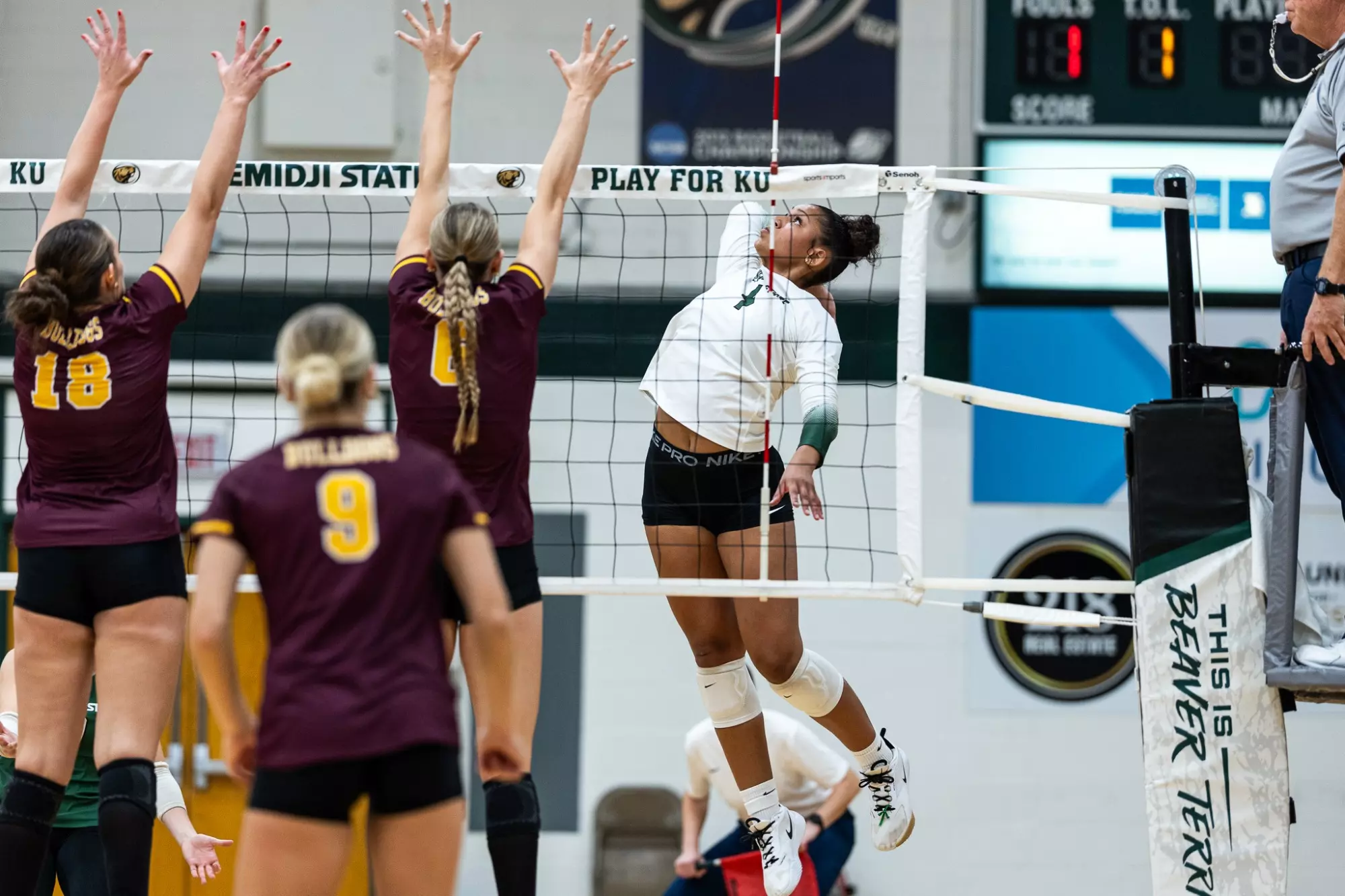 Nevaeh Carlson (4) - Volleyball - BSU Beavers vs. UMD Bulldogs - BSU Gymnasium - Bemidji, MN - Tuesday, October 21, 2025 | Brent Cizek