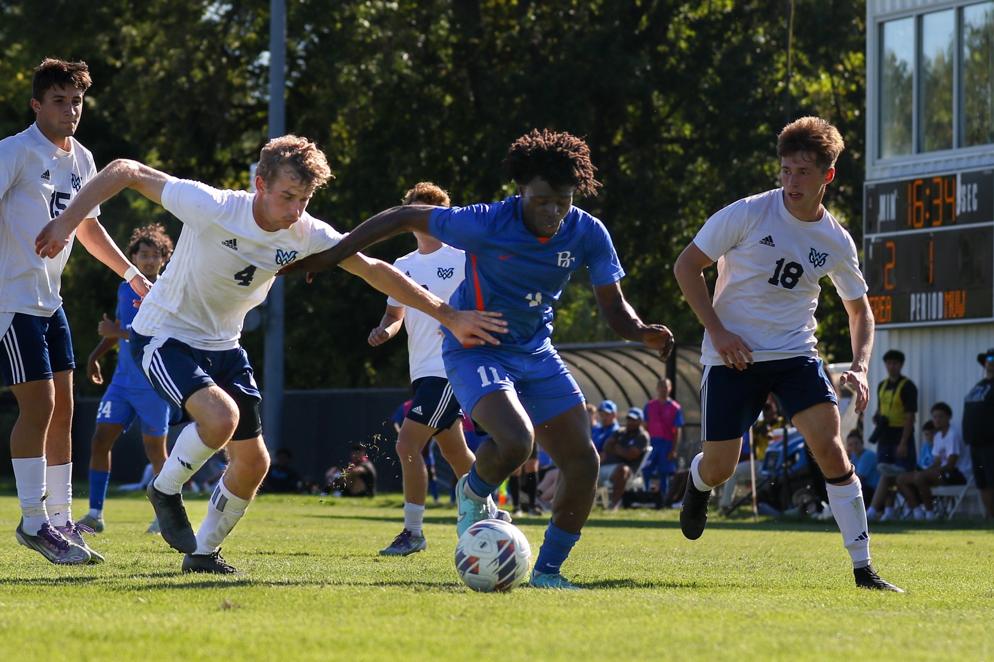 Takpor battles between two defenders