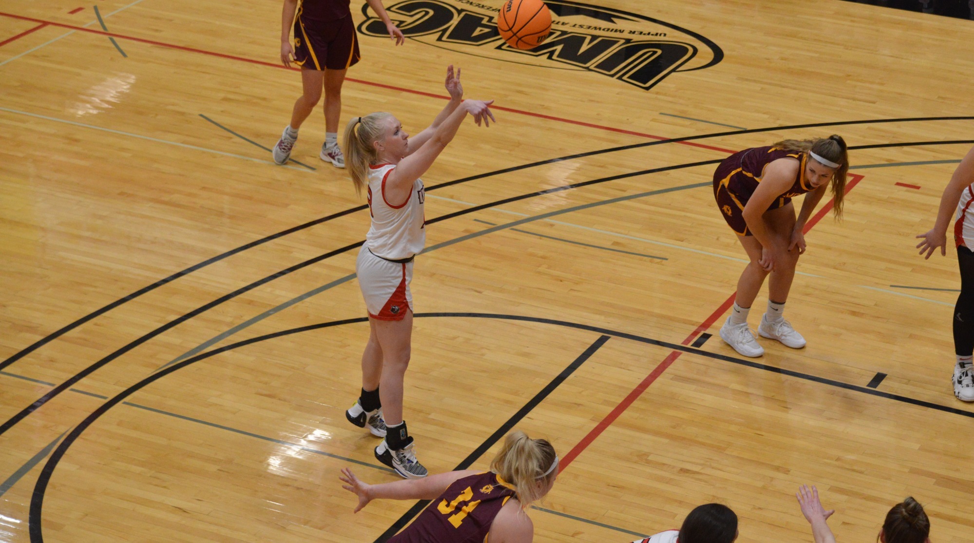 Women's Basketball Mounts Huge Comeback, Falls Short Against Cougars