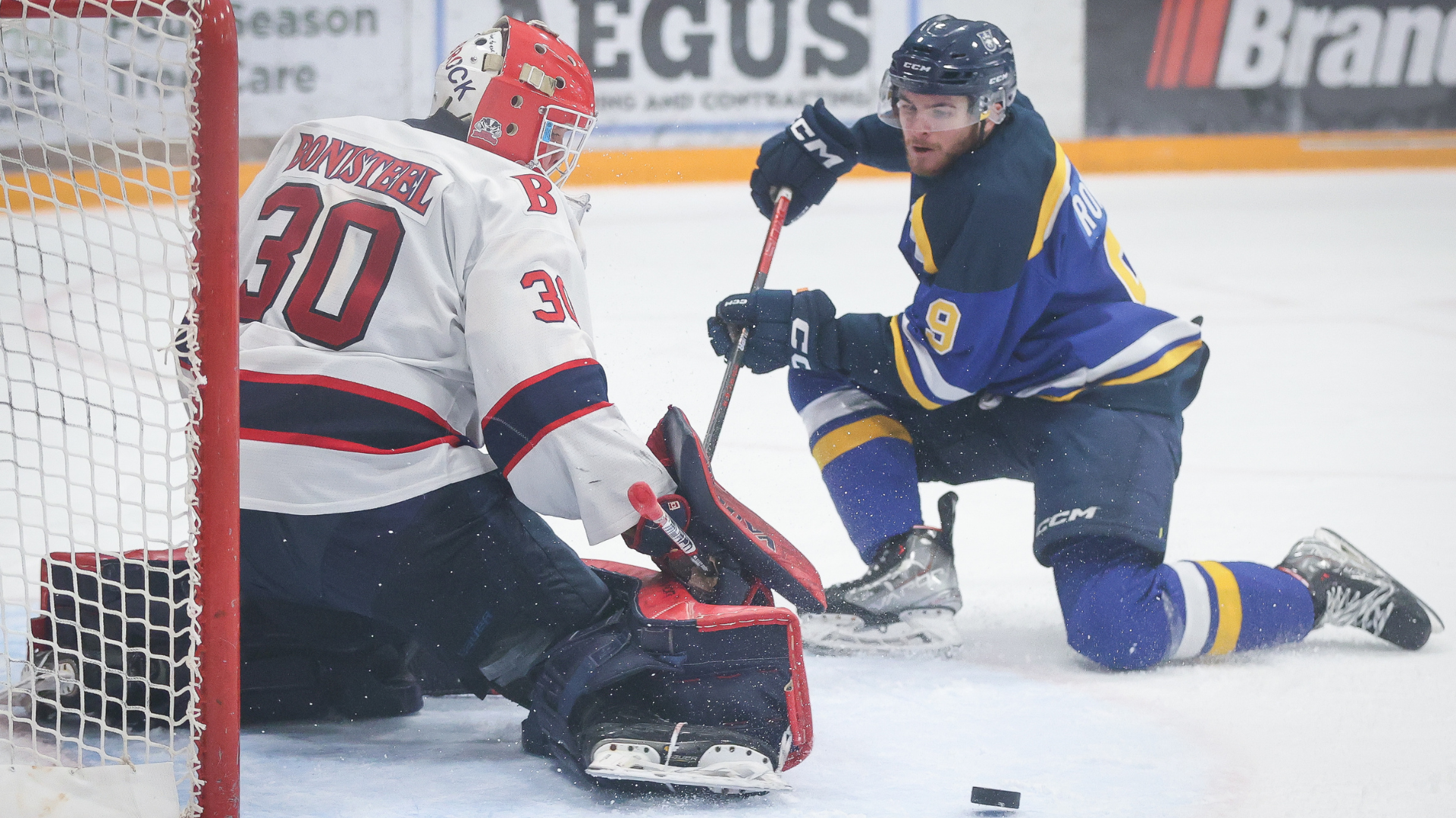 Ben Bonisteel makes a save against the Lakehead Thunderwolves on Friday, Feb. 20 at Fort William Gardens in Thunder Bay, Ont. 