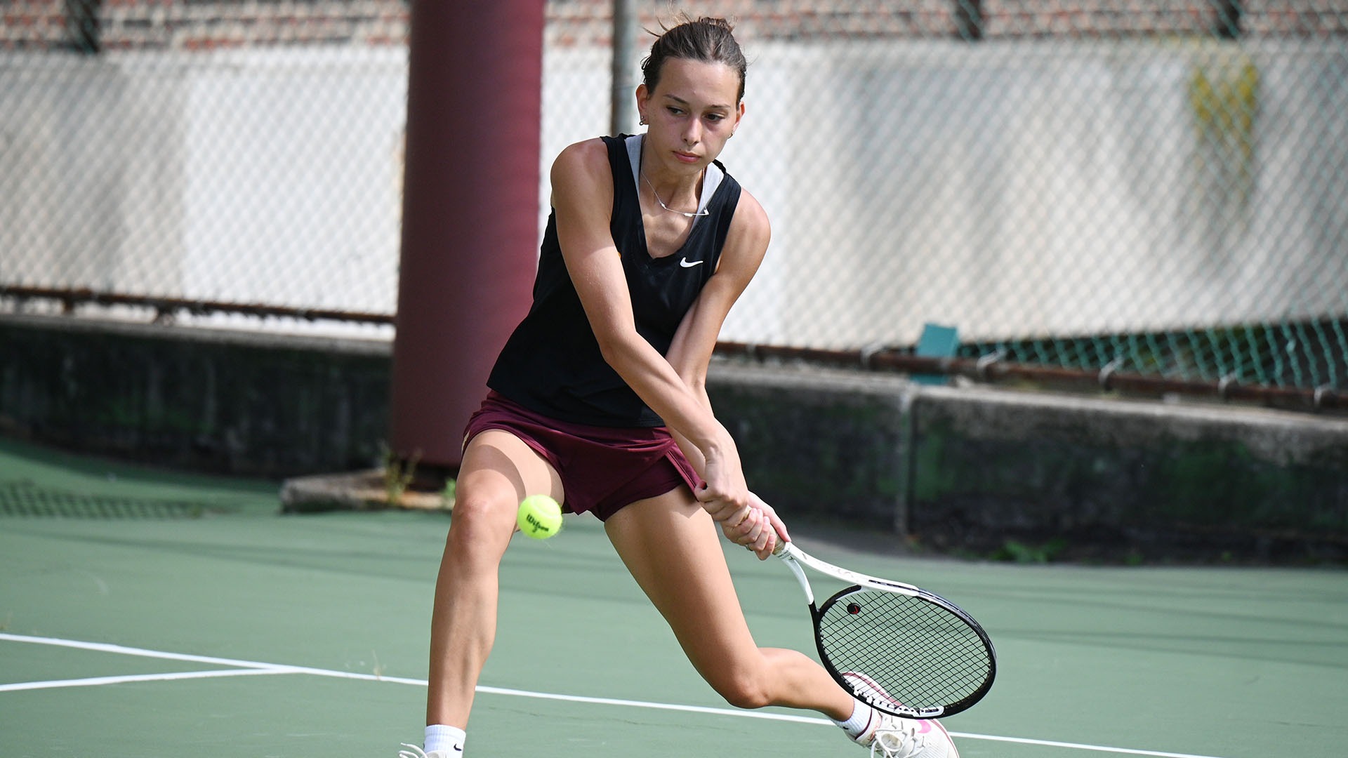 dina two-hand backhand