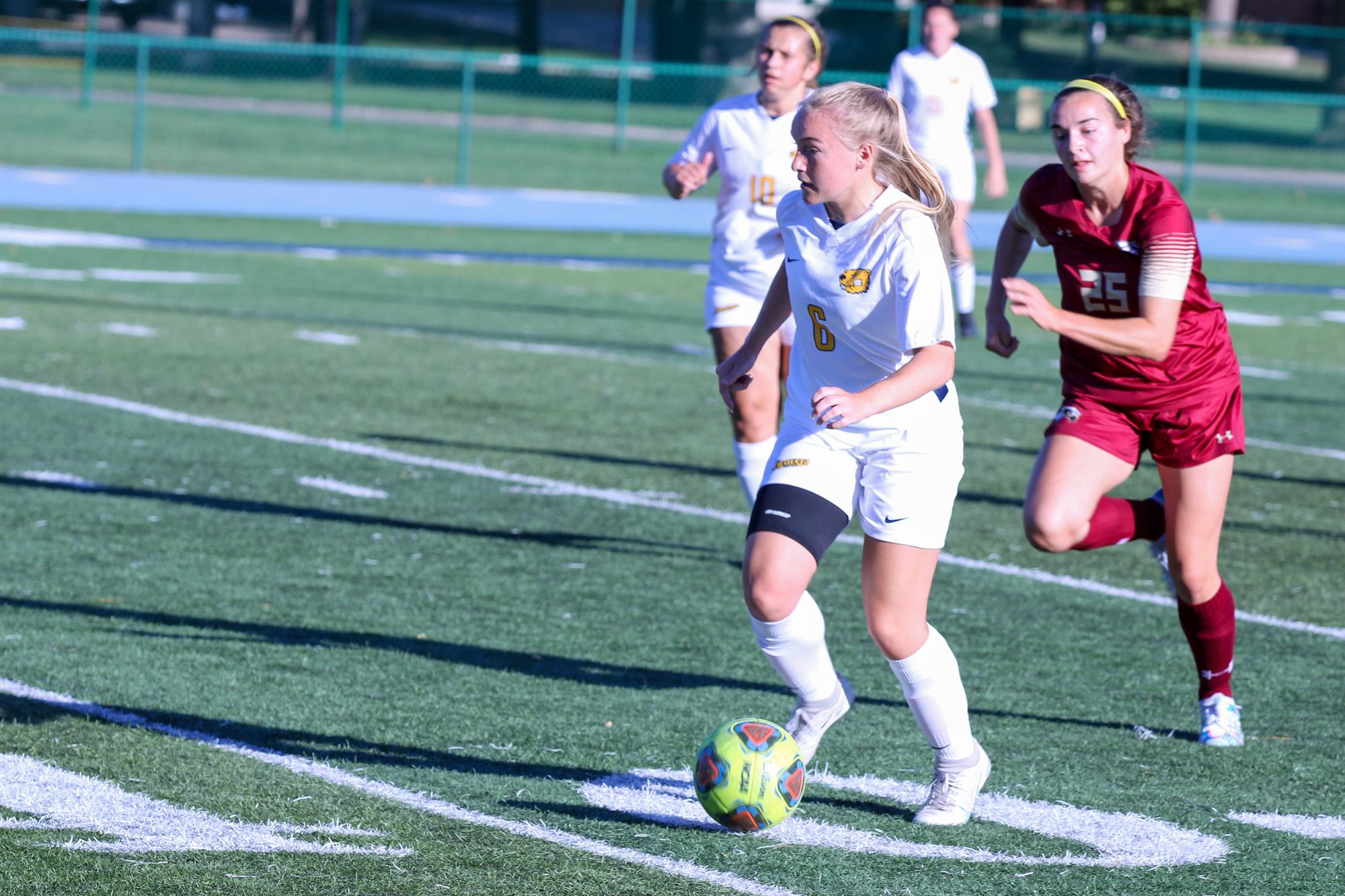 Women's Soccer Evens Record with 10 Triumph at Finlandia Buena Vista