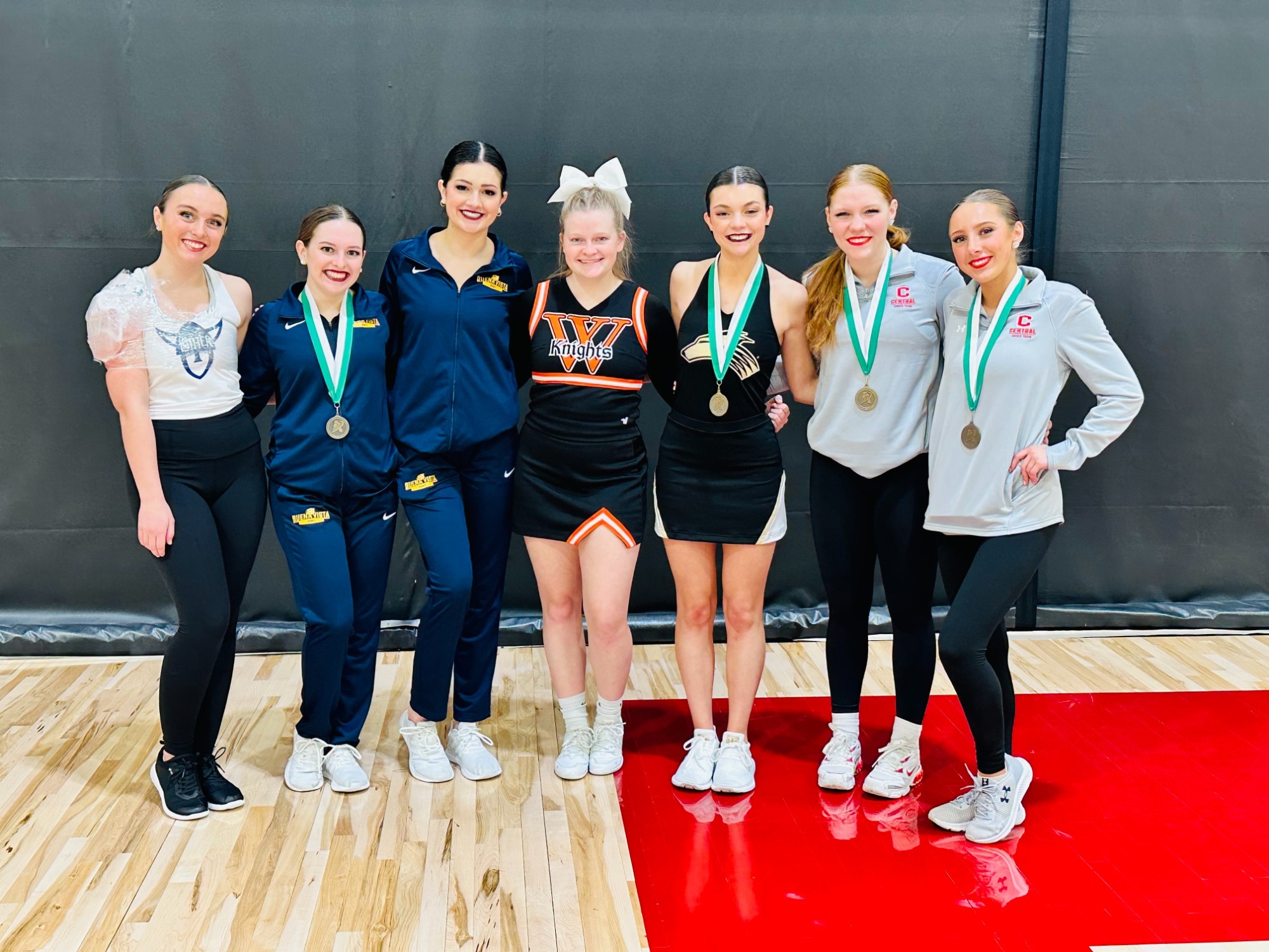 Deux fois cheer de haute qualité pour les équipes de cheerleading de compétition du monde entier Deux fois cheer de haute qualité pour les équipes de cheerleading de compétition du monde entier