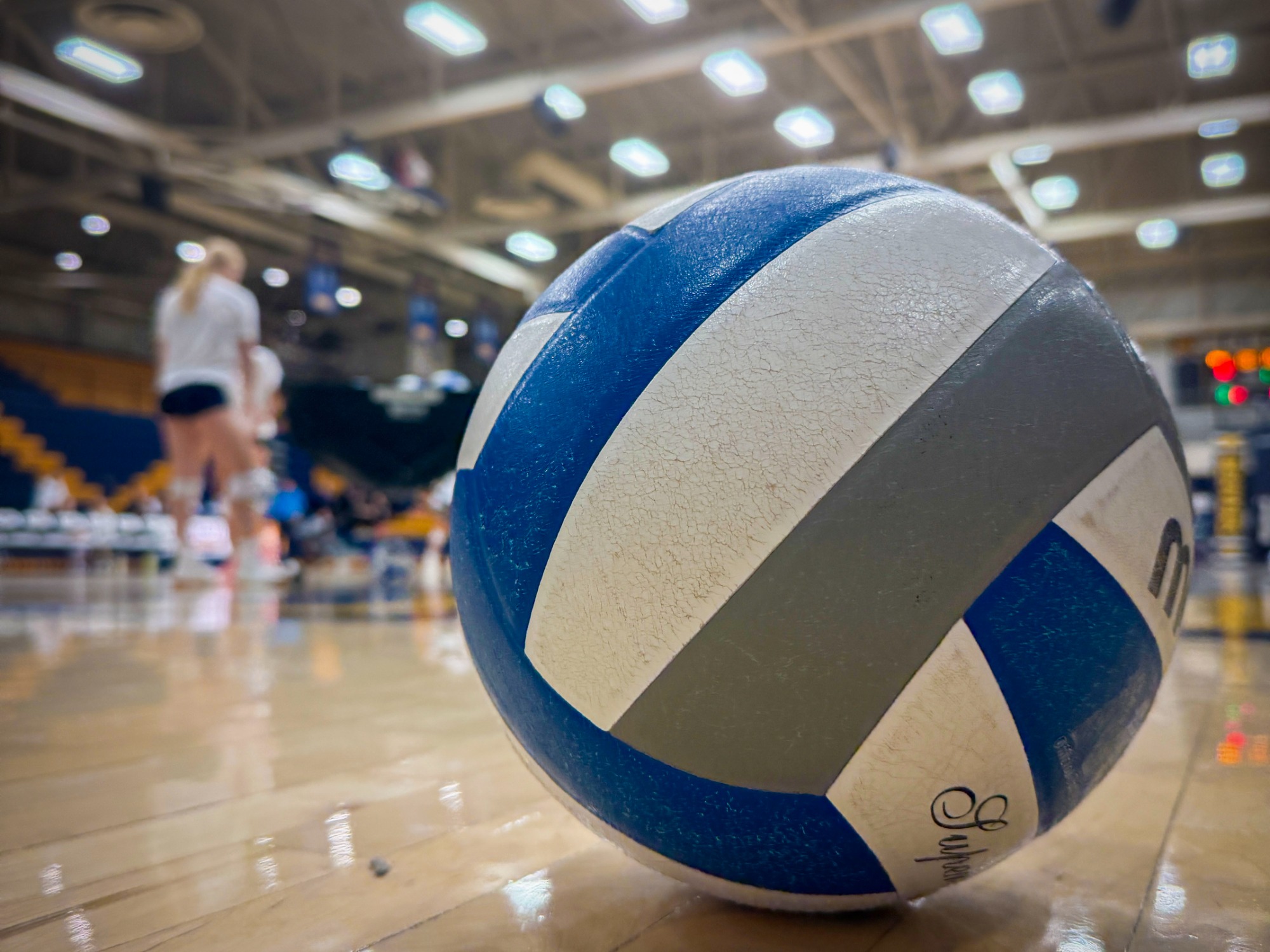 BVU volleyball in Siebens Fieldhouse