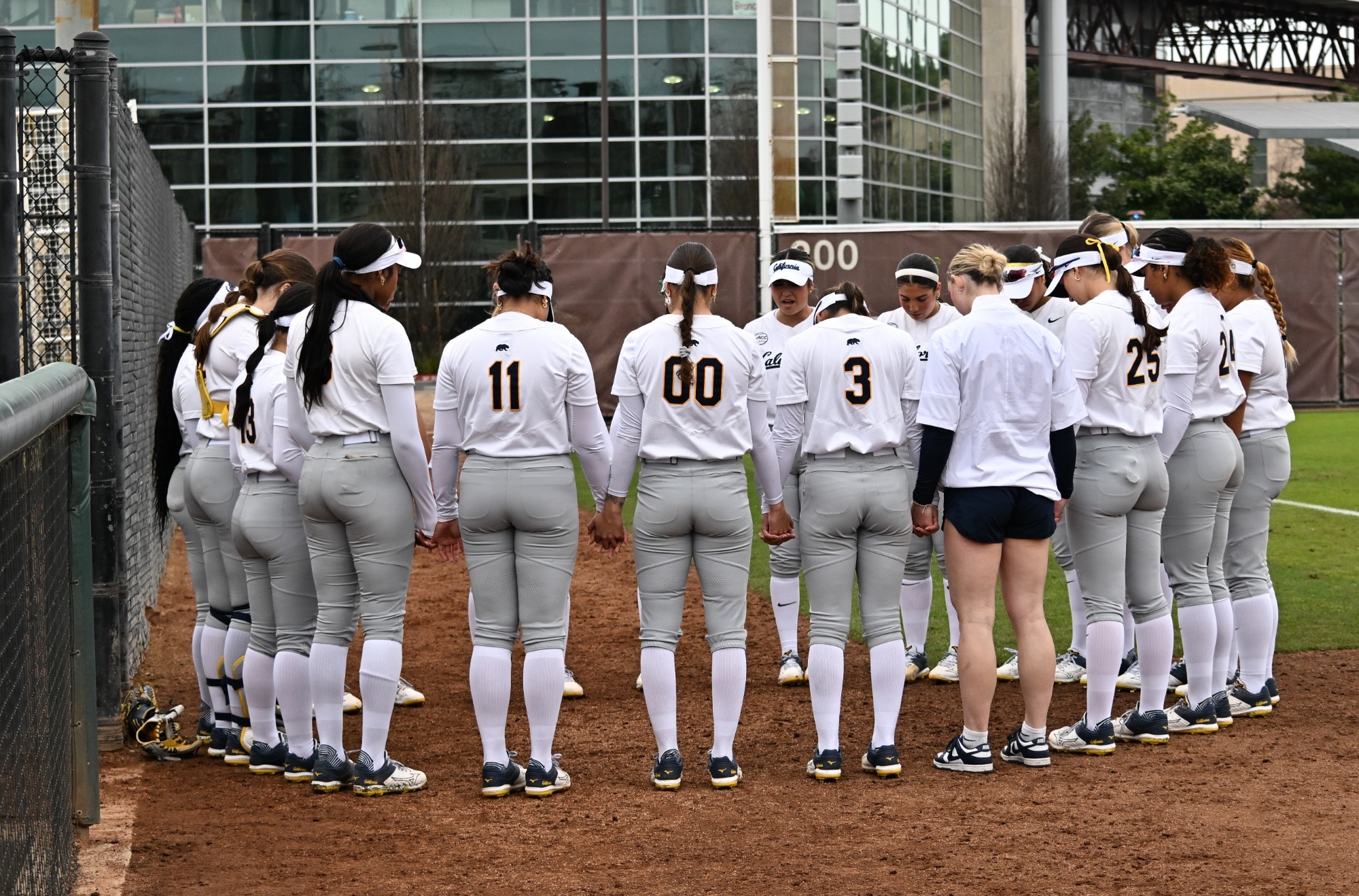 softball team huddle 