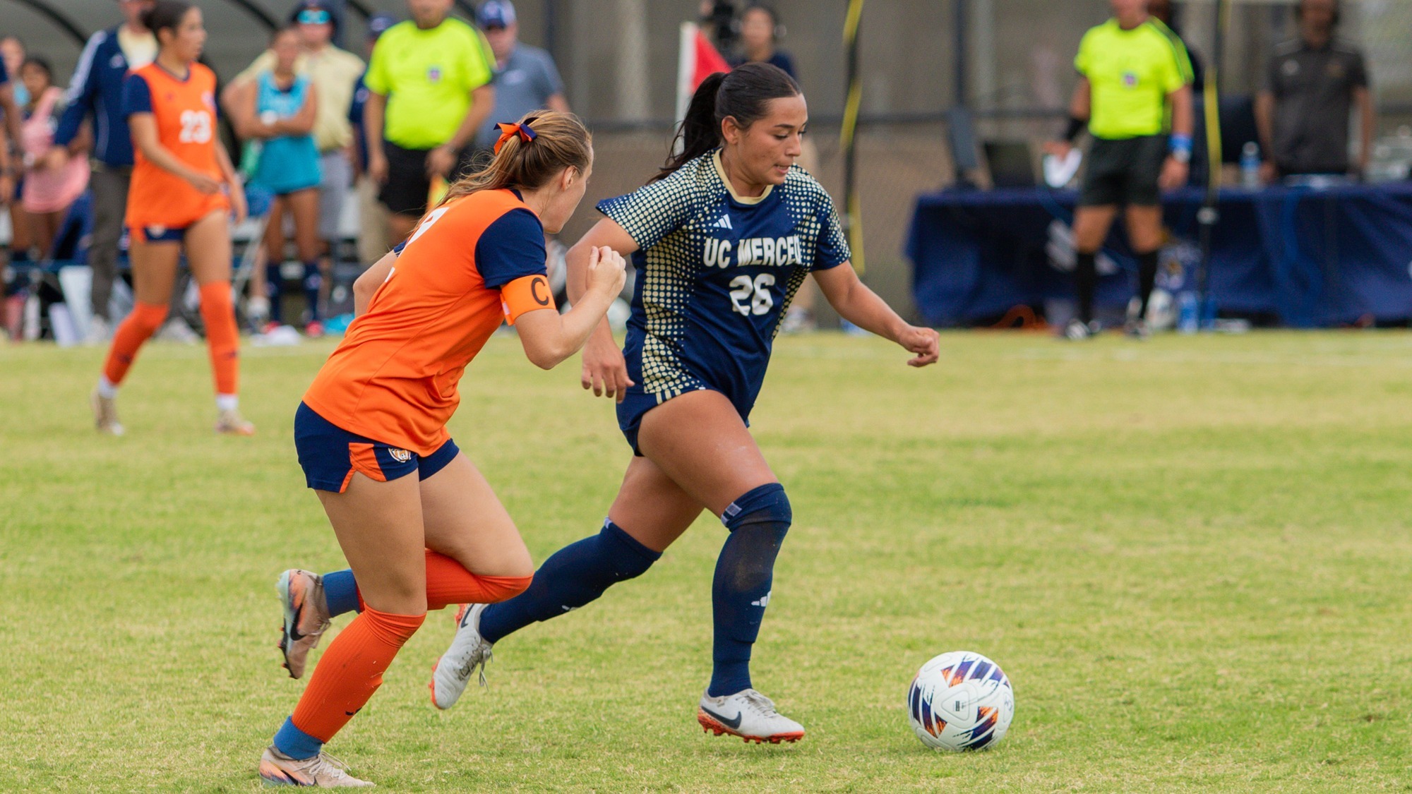 Jocelin Roa dribbling up the field on 10.2.2026