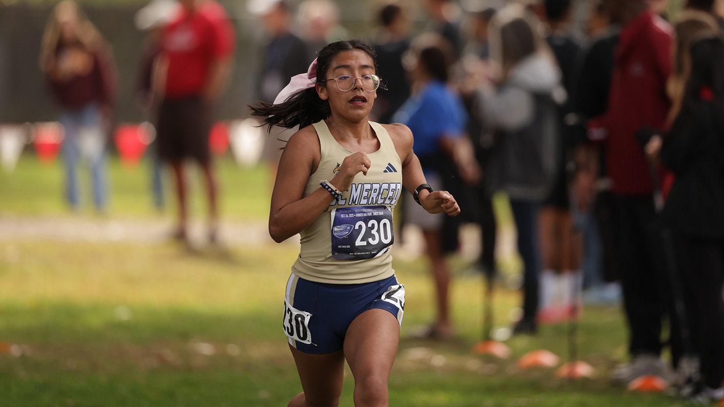UC Merced runner Irene Martinez running on the course.