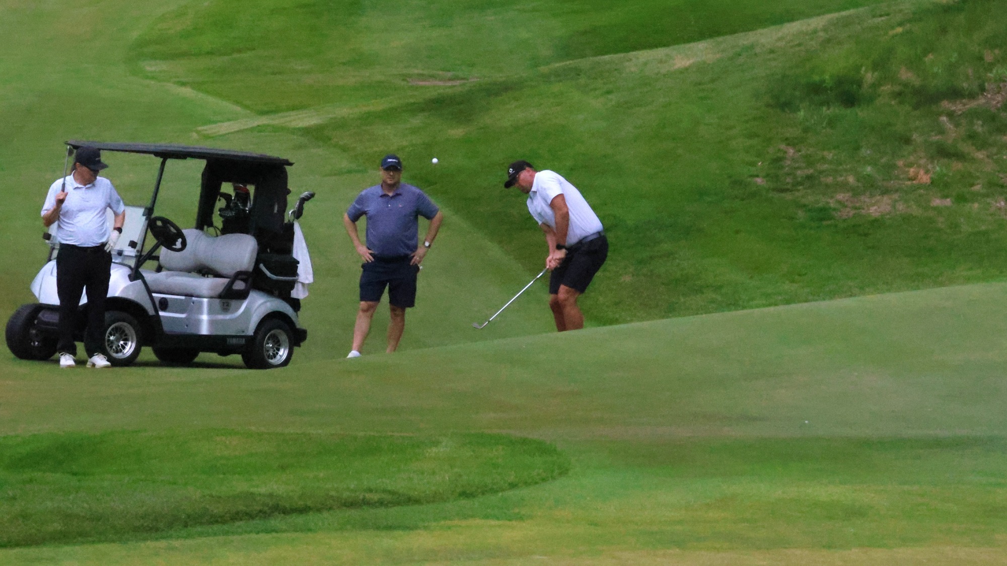 2026 Calvin Athletics Golf Outing - Eric DeVries chips uphill at Valley Course