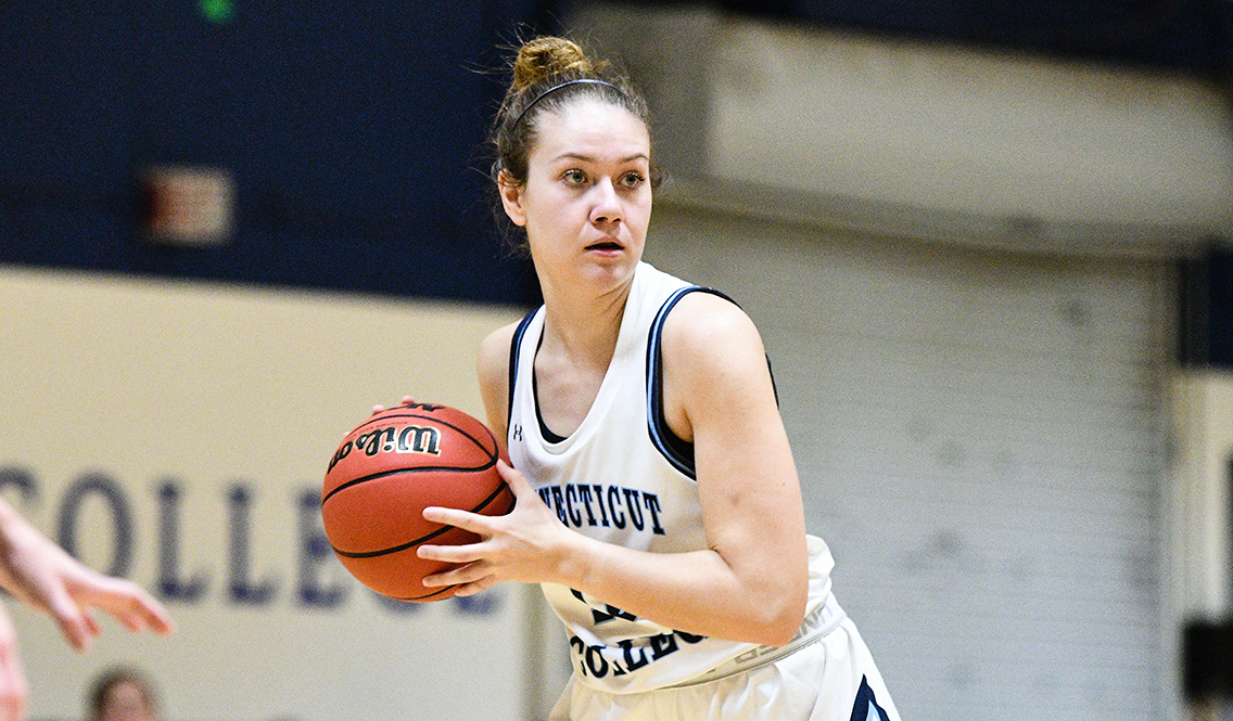 Wesleyan Holds Off Women's Basketball Connecticut College