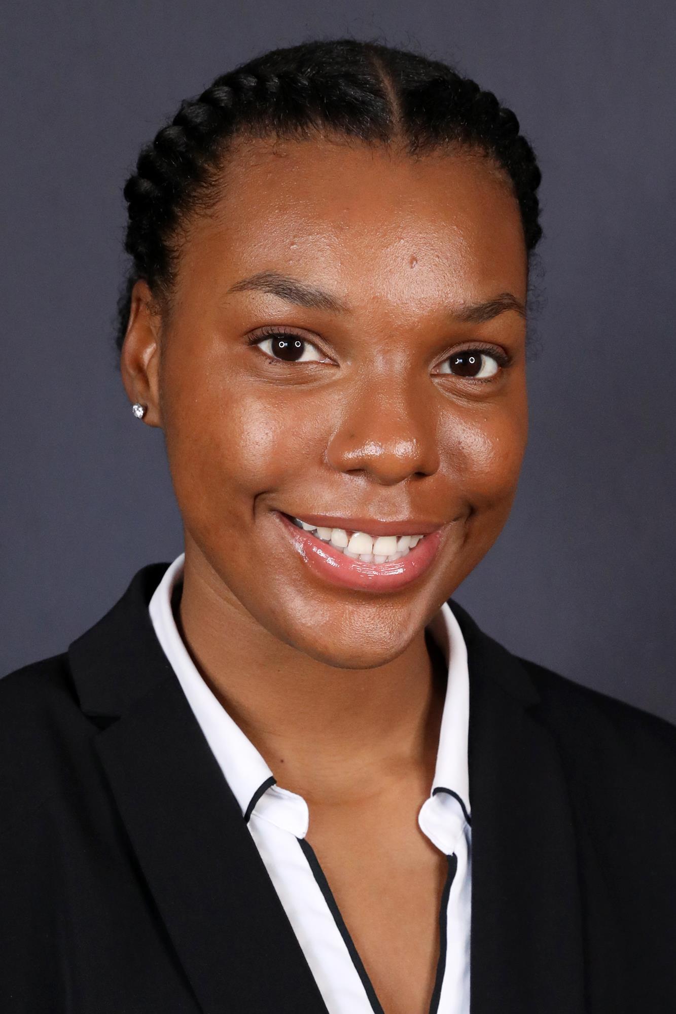 Reann Young Headshot 7-13-22