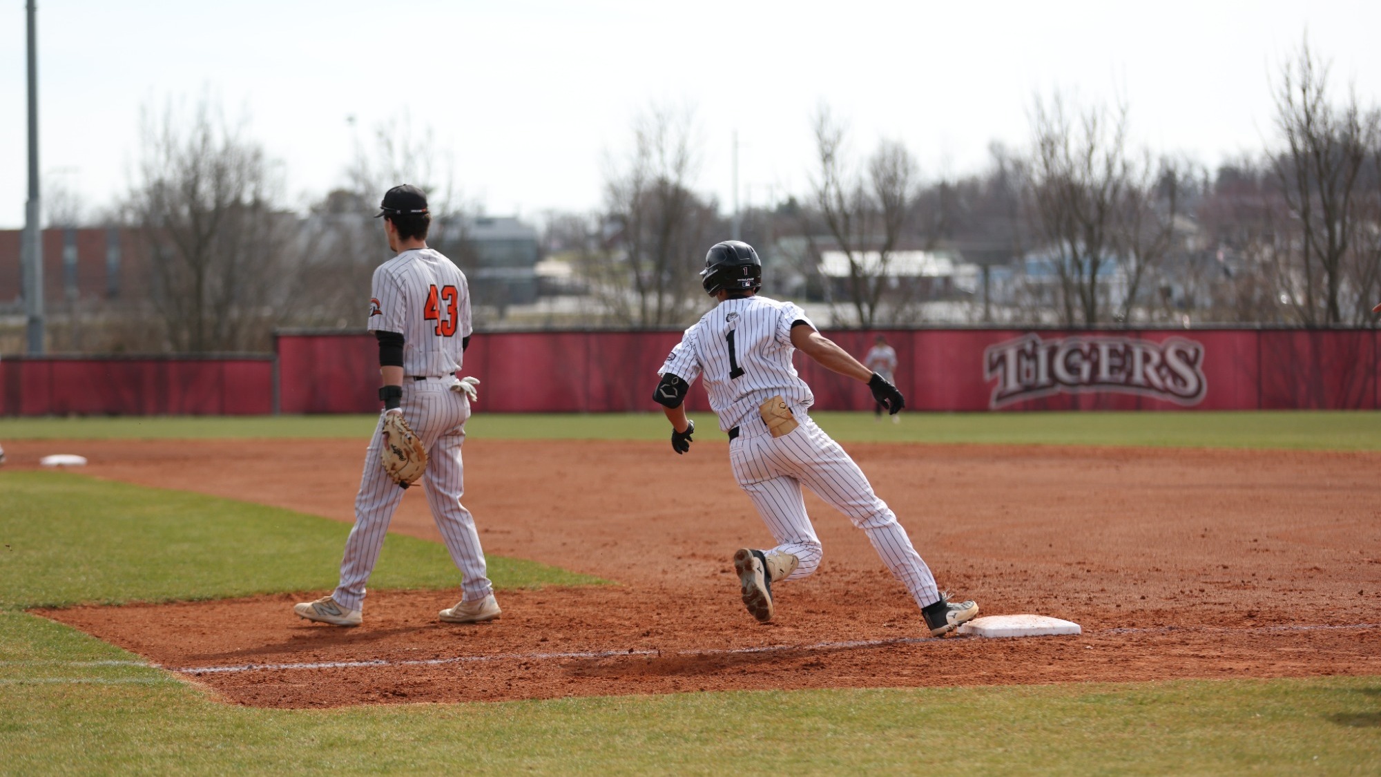 Tiger rounding first