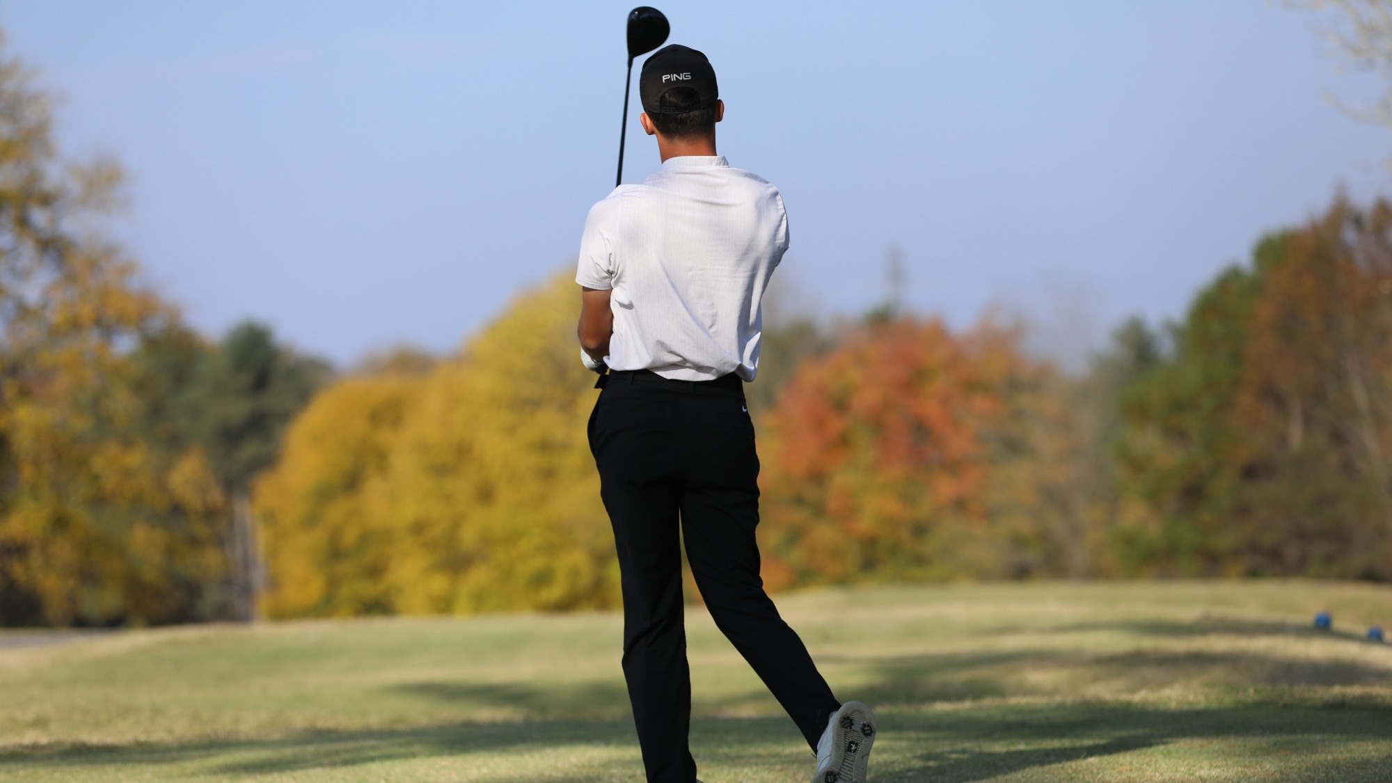 Tiger tee off