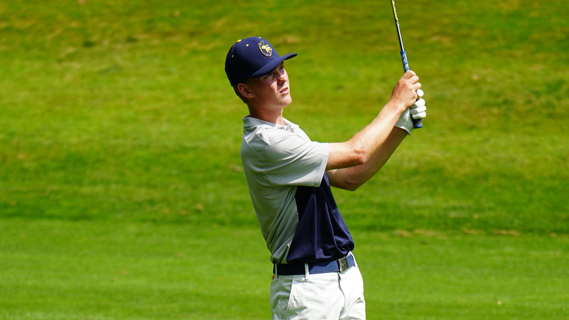 Mikey Takacs watches an approach shot into the green at the Little Three Championship on Aug. 29, 2023.