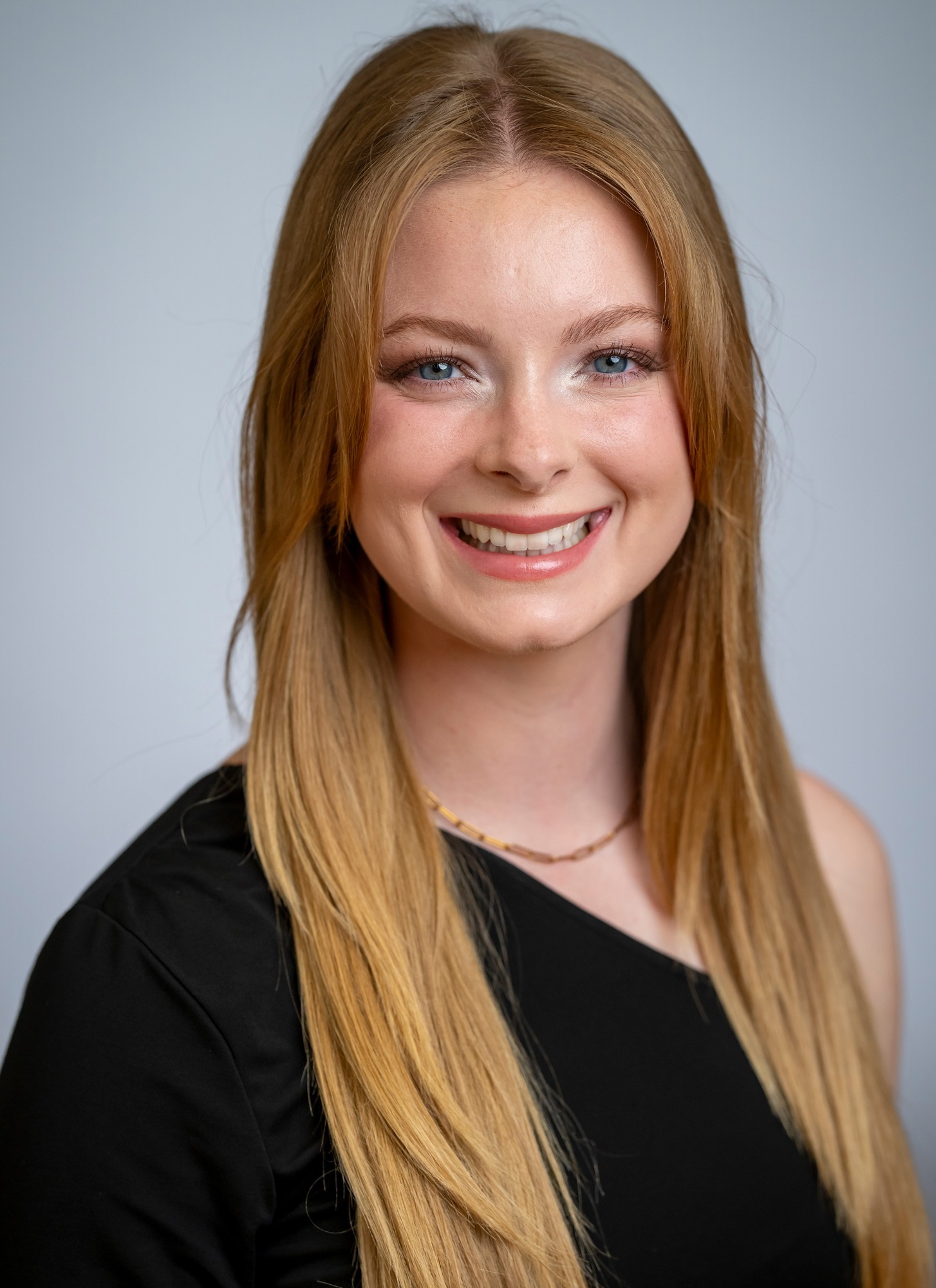 Dani Hopkins Headshot