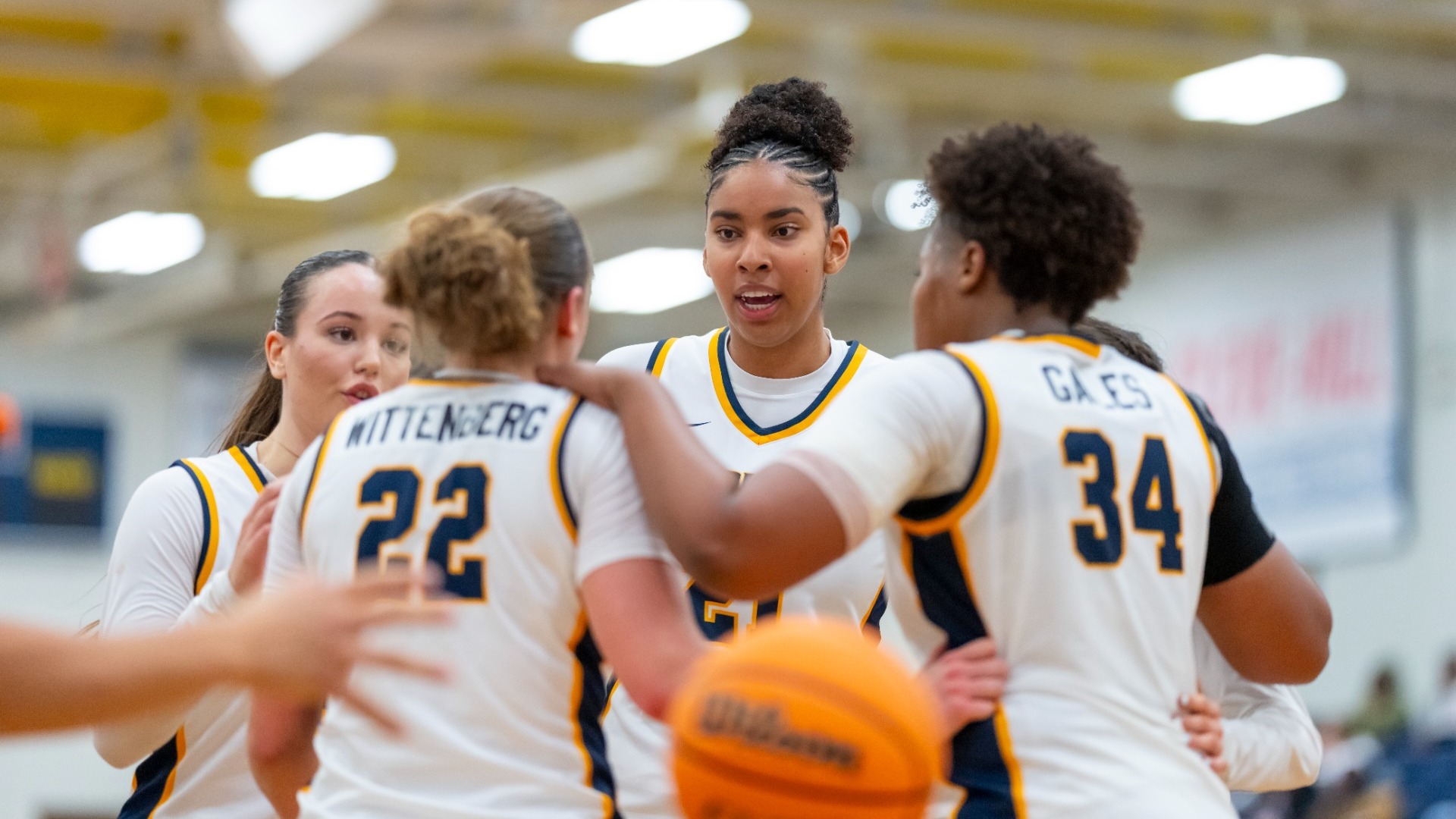 Evie van der woude talks  to her team during a dead ball against Eastern Michigan inside the Koessler Athletic Center in Buffalo, N.Y.