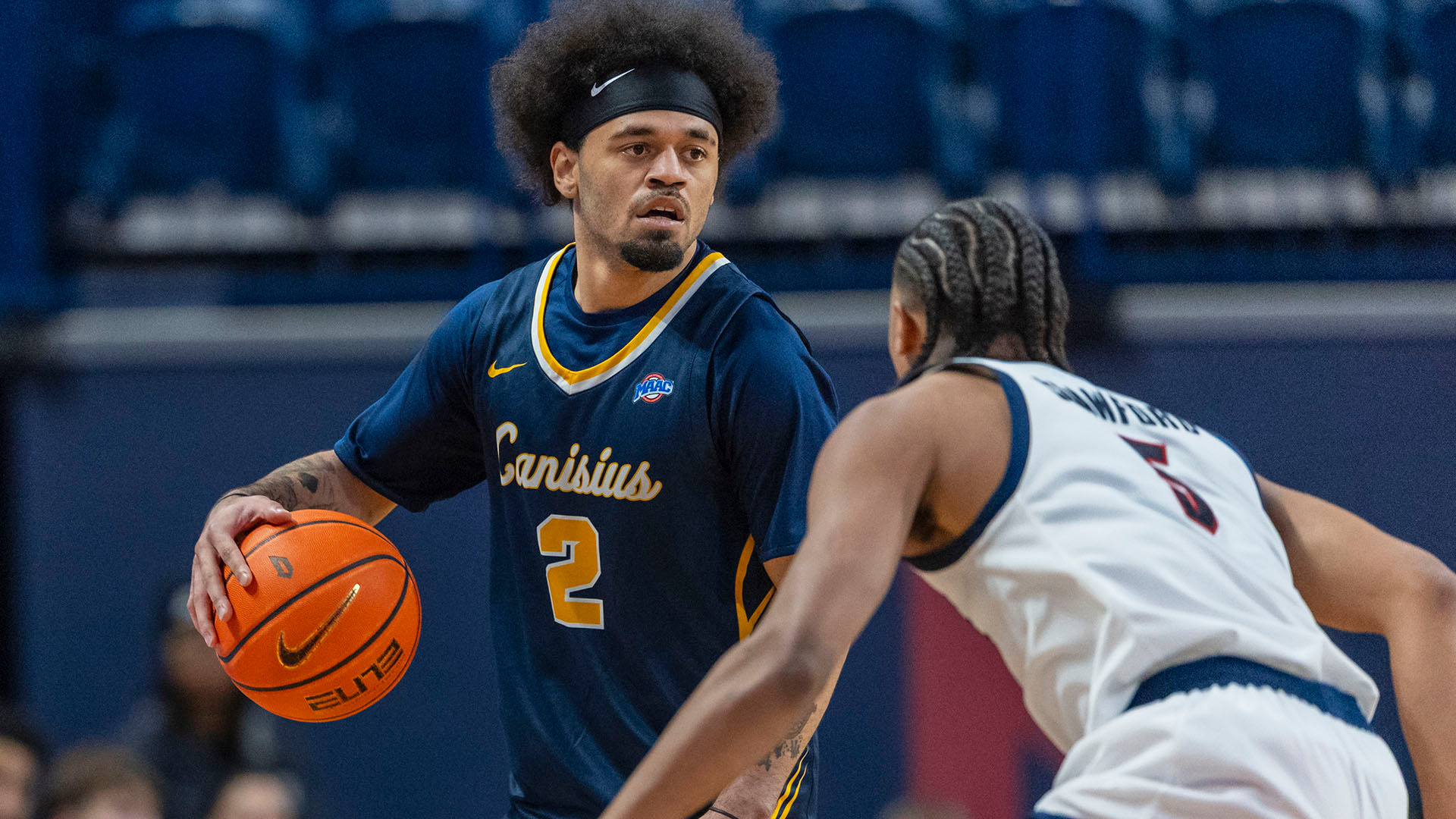 Marcus Niblack looks to make a pass in a road game at Duquesne on Dec. 22, 2025.