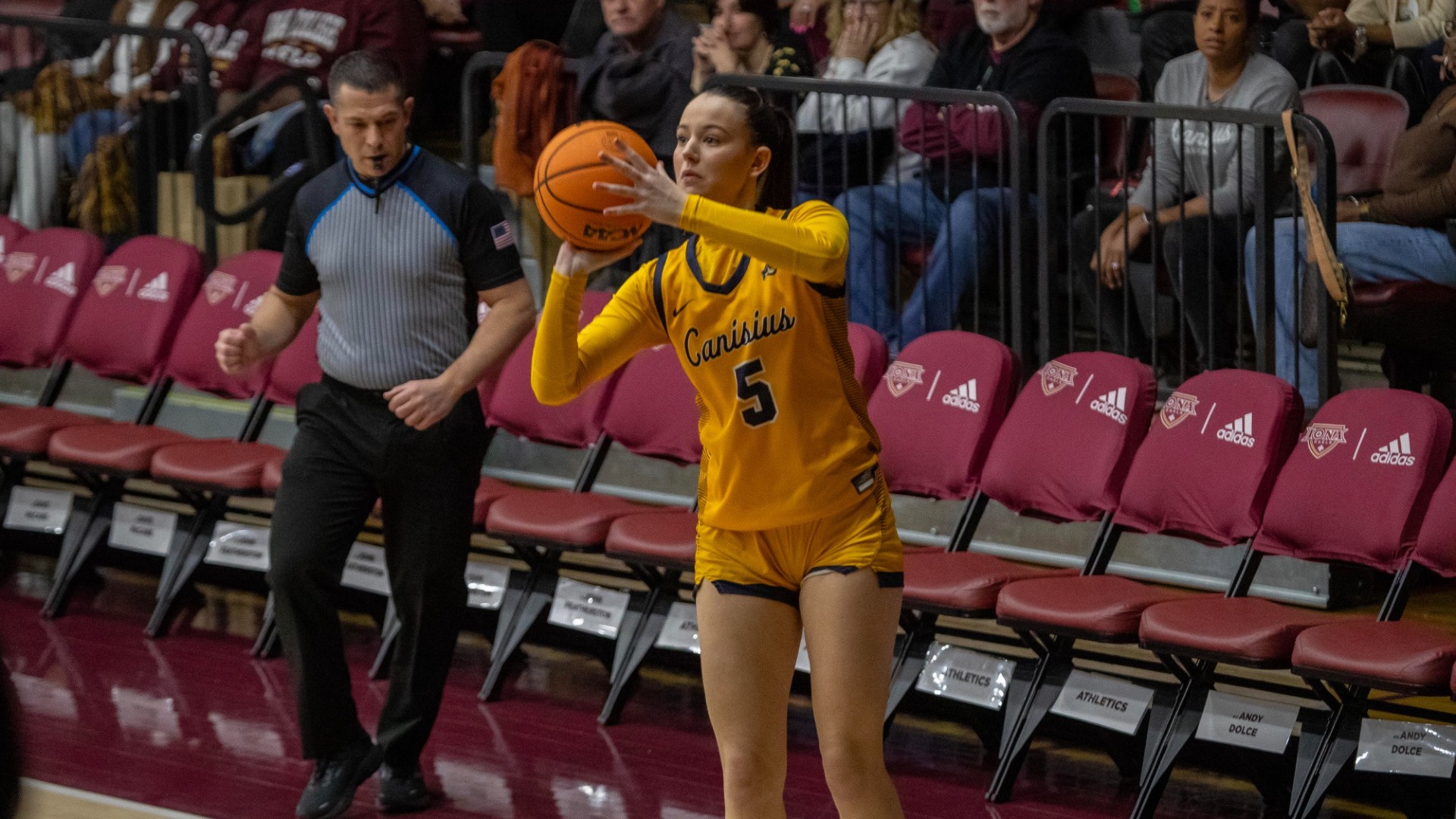 Irene Rey Pineda nails a three at Iona to tie the game