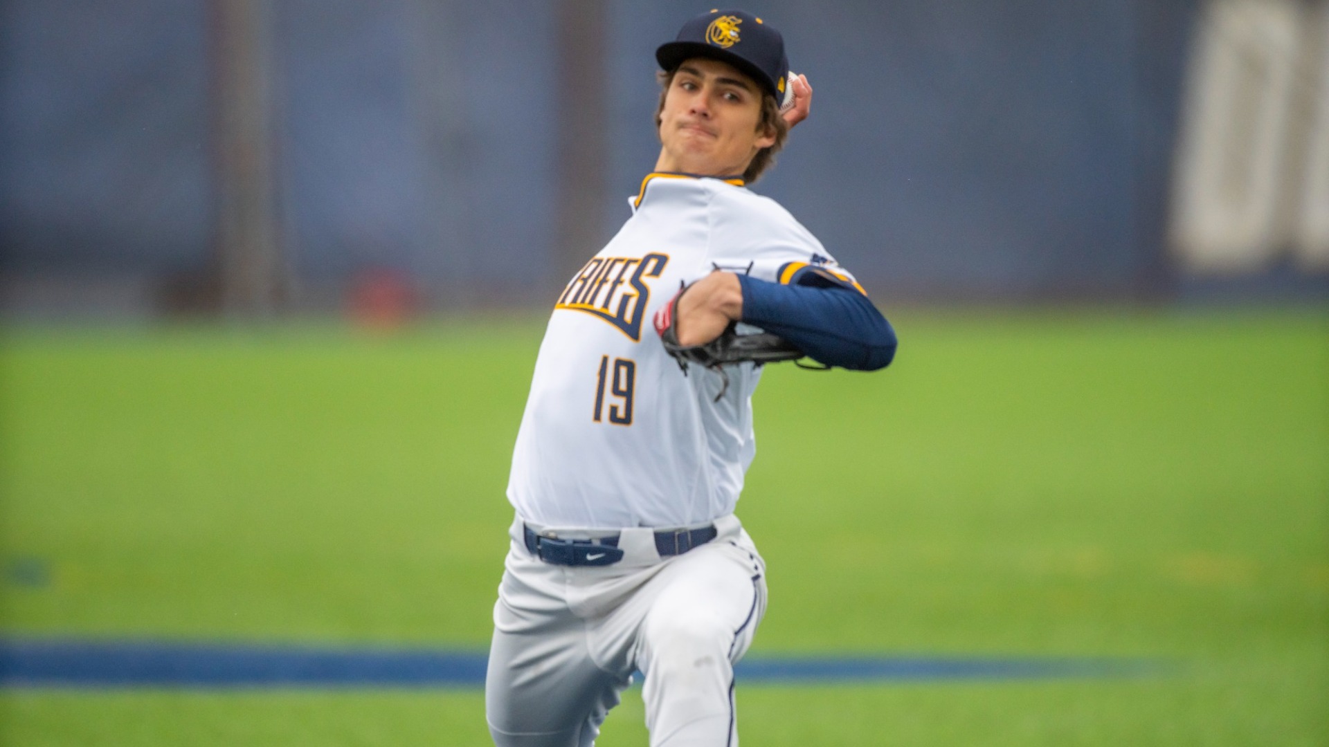 Noah Albano delivers a pitch against Le Moyne