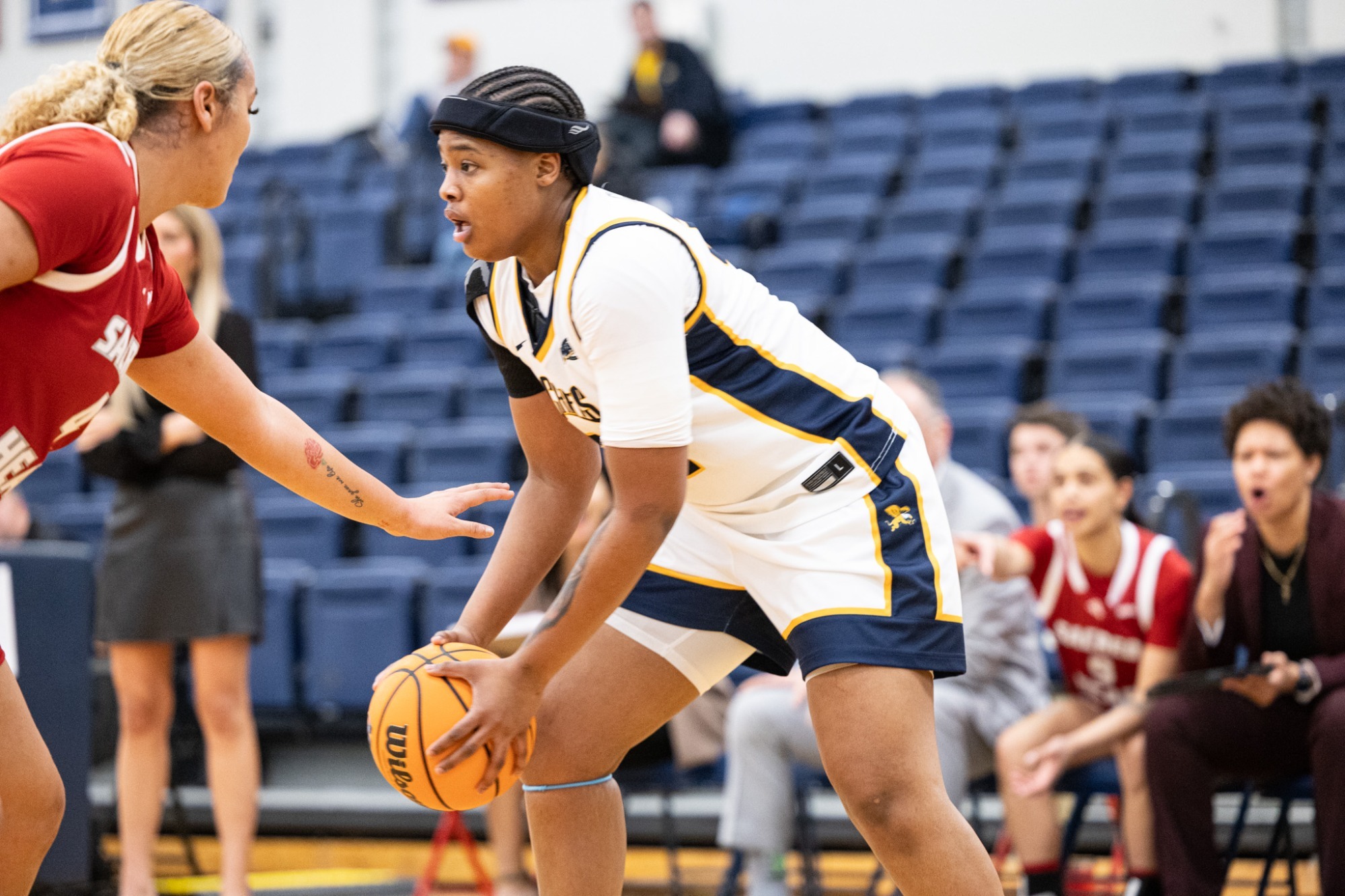 Shariah Gailes dribbles the ball in the paint vs Sacred Heart on January, 22 2026 inside the Koessler Athletic Center in Buffalo, N.Y.