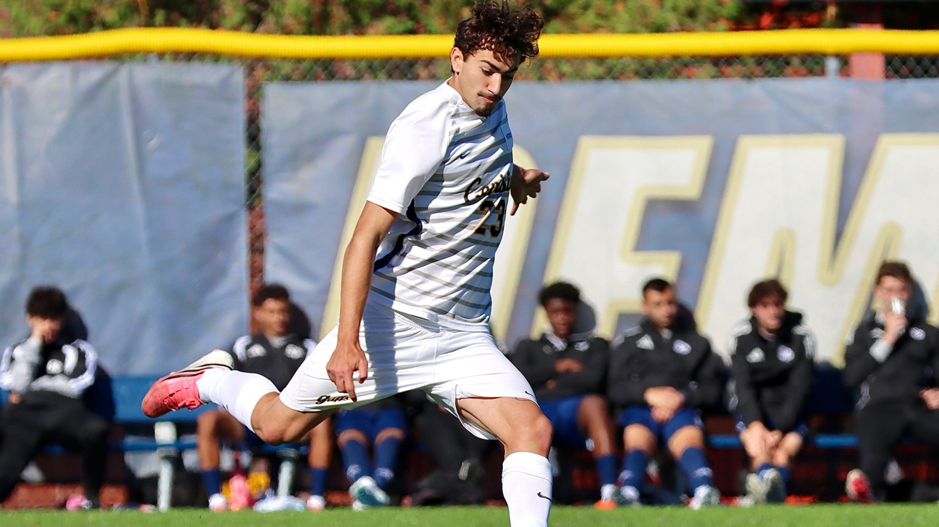 Noah Baumslag lines up a shot vs. Saint Peter's - Oct. 17