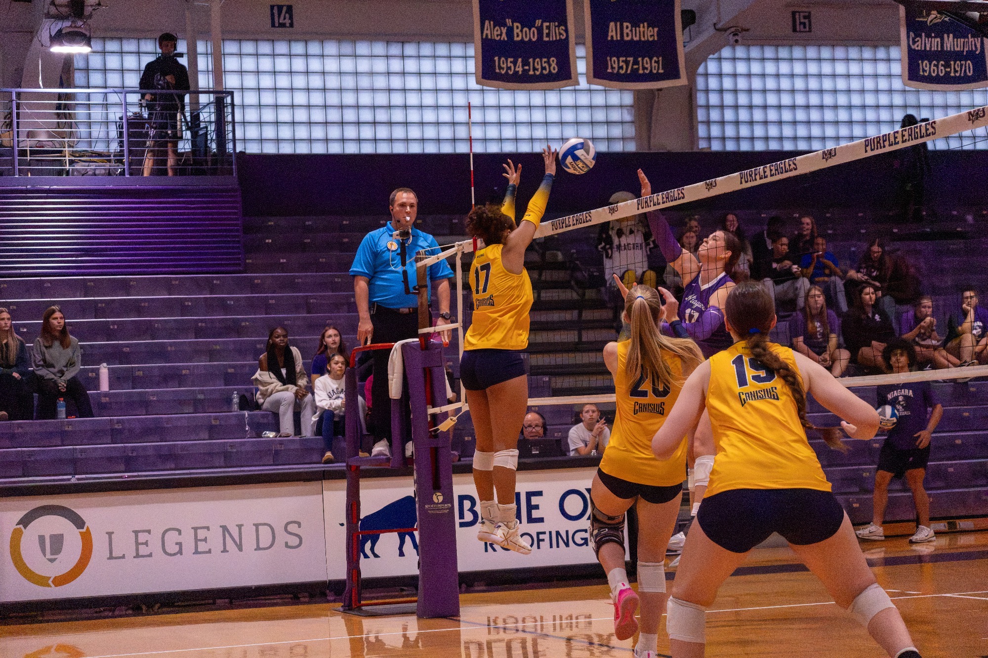 Azoria Davis Blocks Spike from Niagara