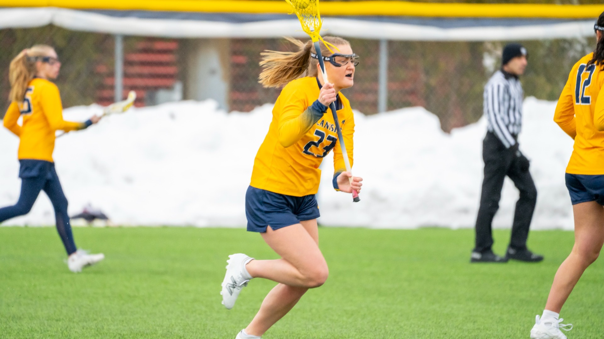 Taylor Wolf runs with the ball vs Detroit Mercy at the Demske Sports Complex