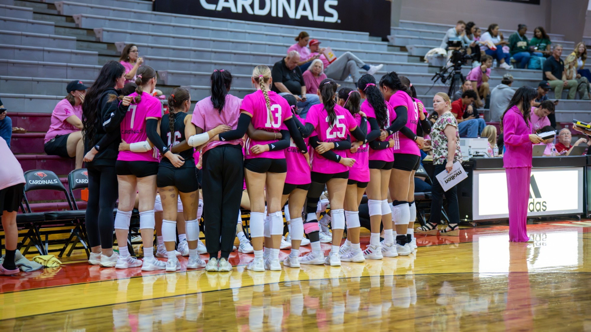 Volleyball huddles against Southeastern Louisiana